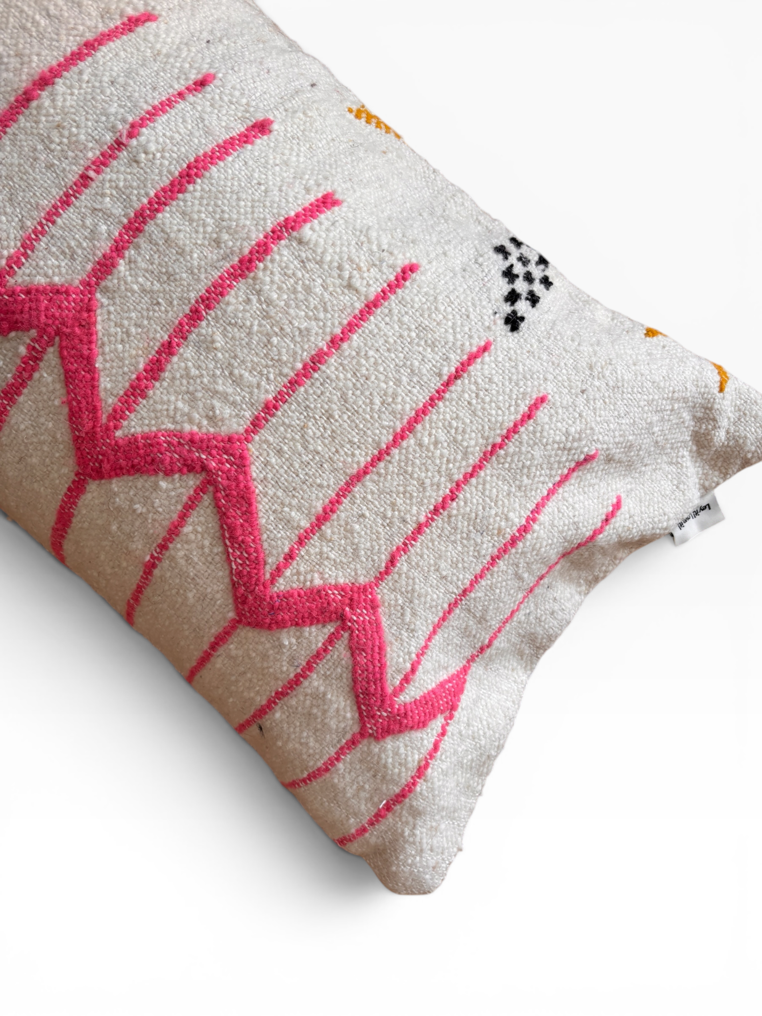 LEY! Kissen – Colorful Line 40x60 von LEY!: Buntes, handgefertigtes Dekokissen mit pinkfarbenen Linien und Mustern.