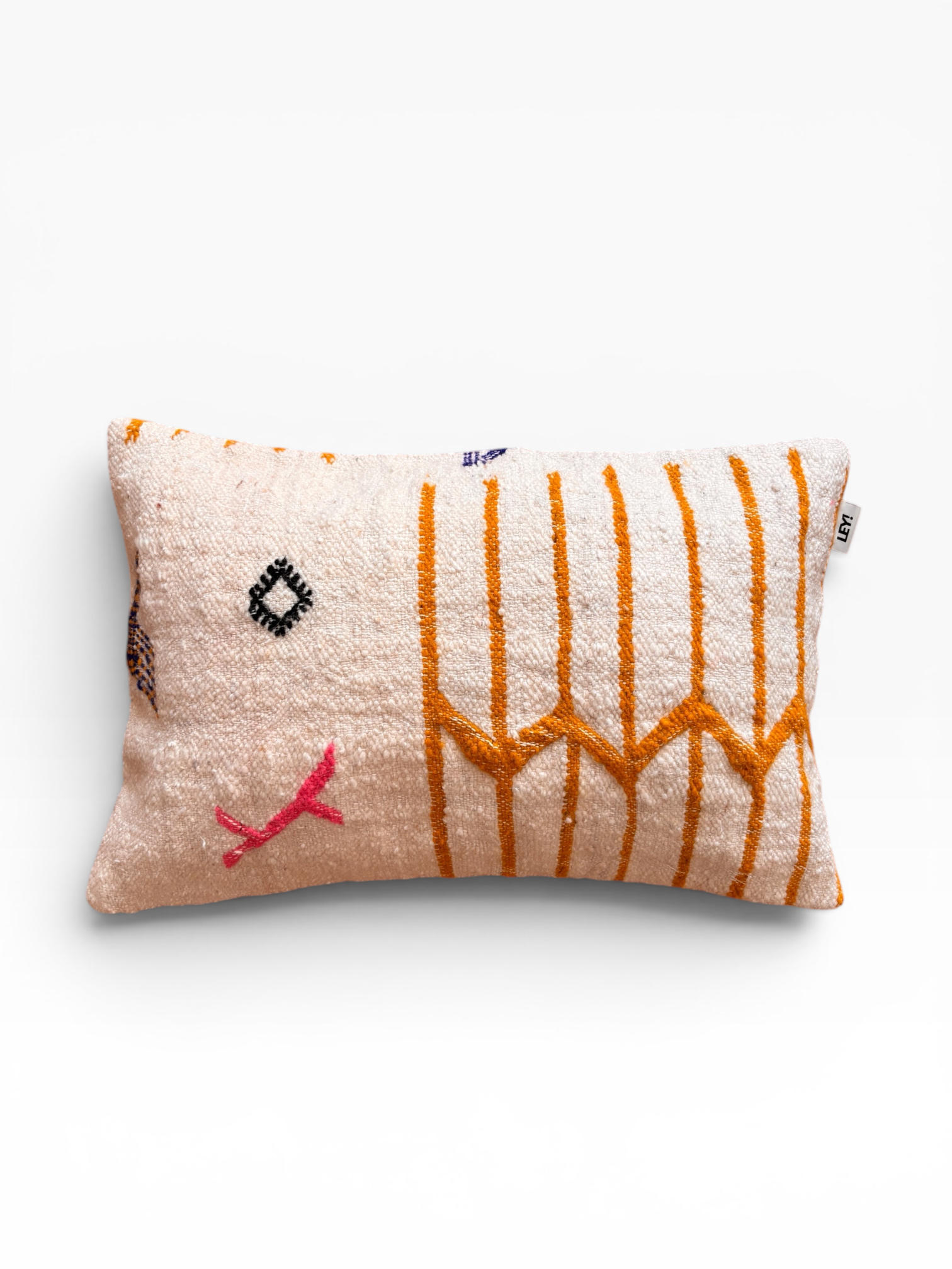 LEY! Kissen – Colorful Line 40x60 von LEY!: Katzengesicht, orangefarbene Streifen und rosa gesticktes Maul, handgefertigt, inspiriert von Marrakesch.