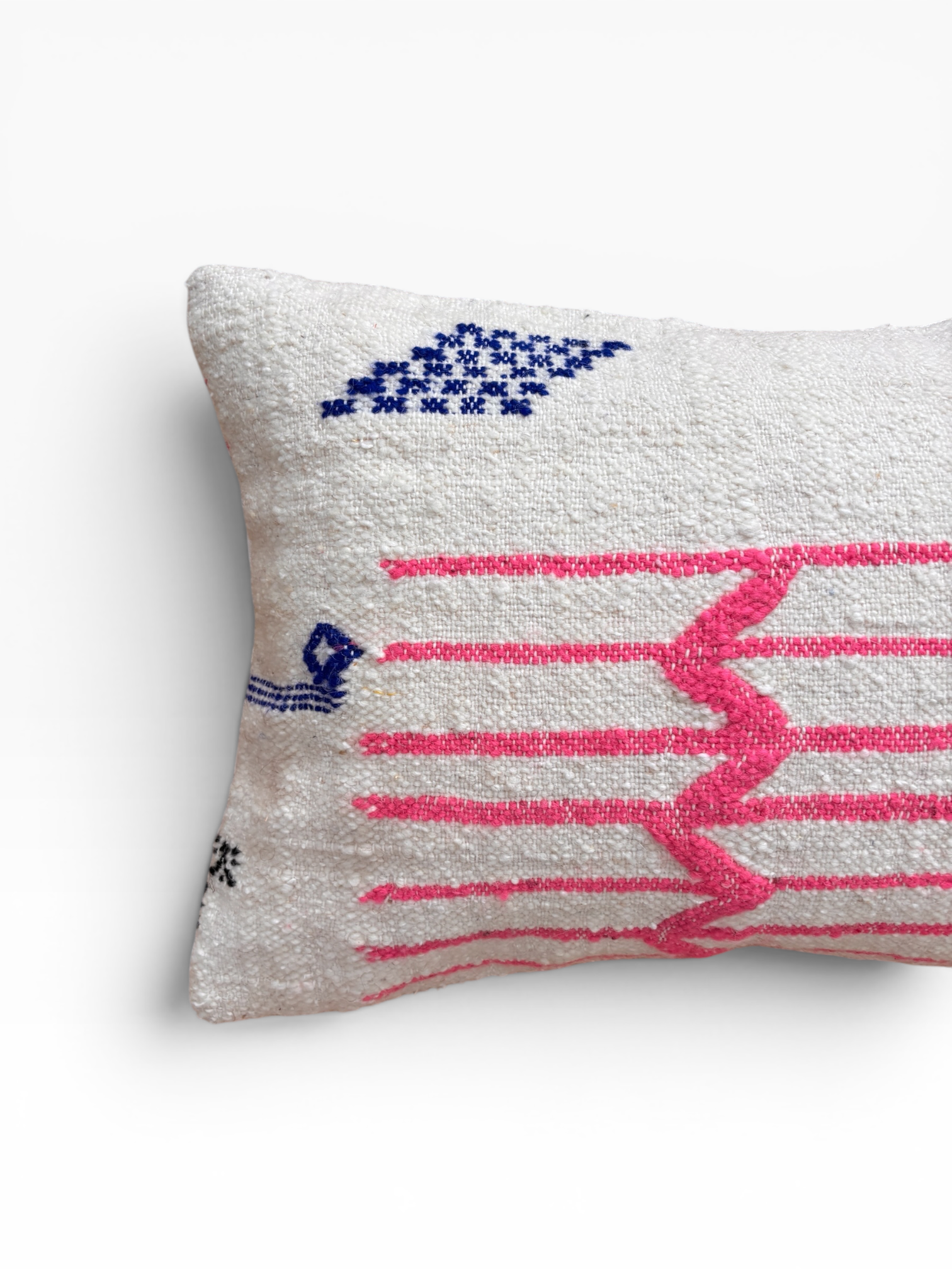 LEY! Kissen – Colorful Line 40x60: Buntes Muster, mit rosa-blauen Stickereien, handgefertigt in Marrakesch.