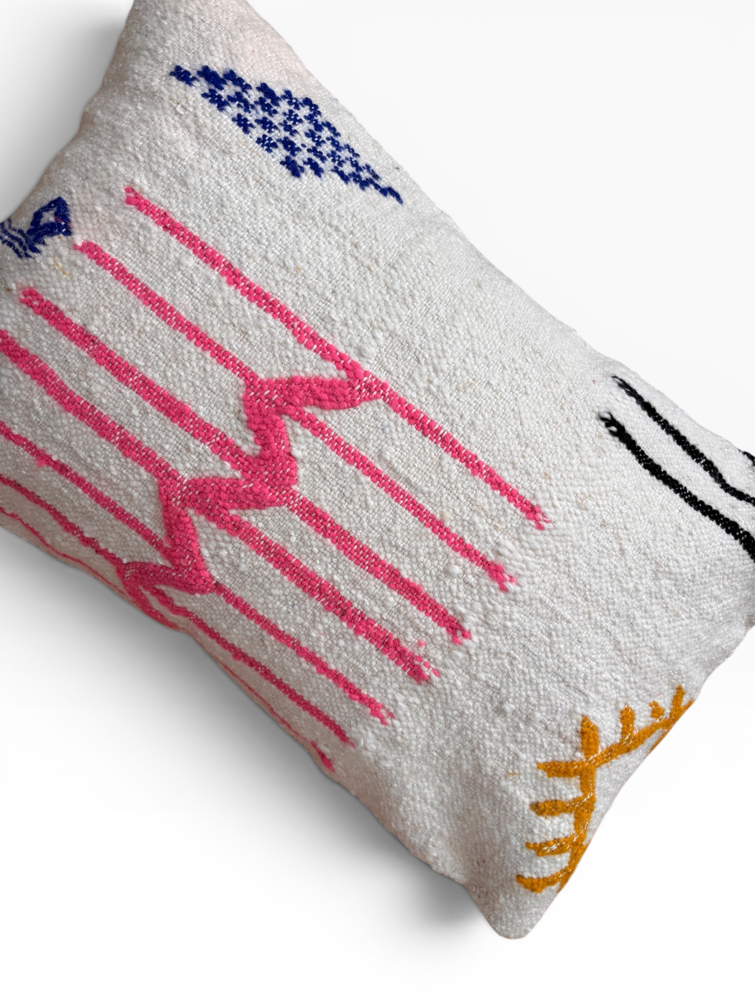 LEY! Kissen – Colorful Line 40x60: Handgefertigt, von Marrakesch inspiriert, buntes Muster auf weißem Hintergrund.