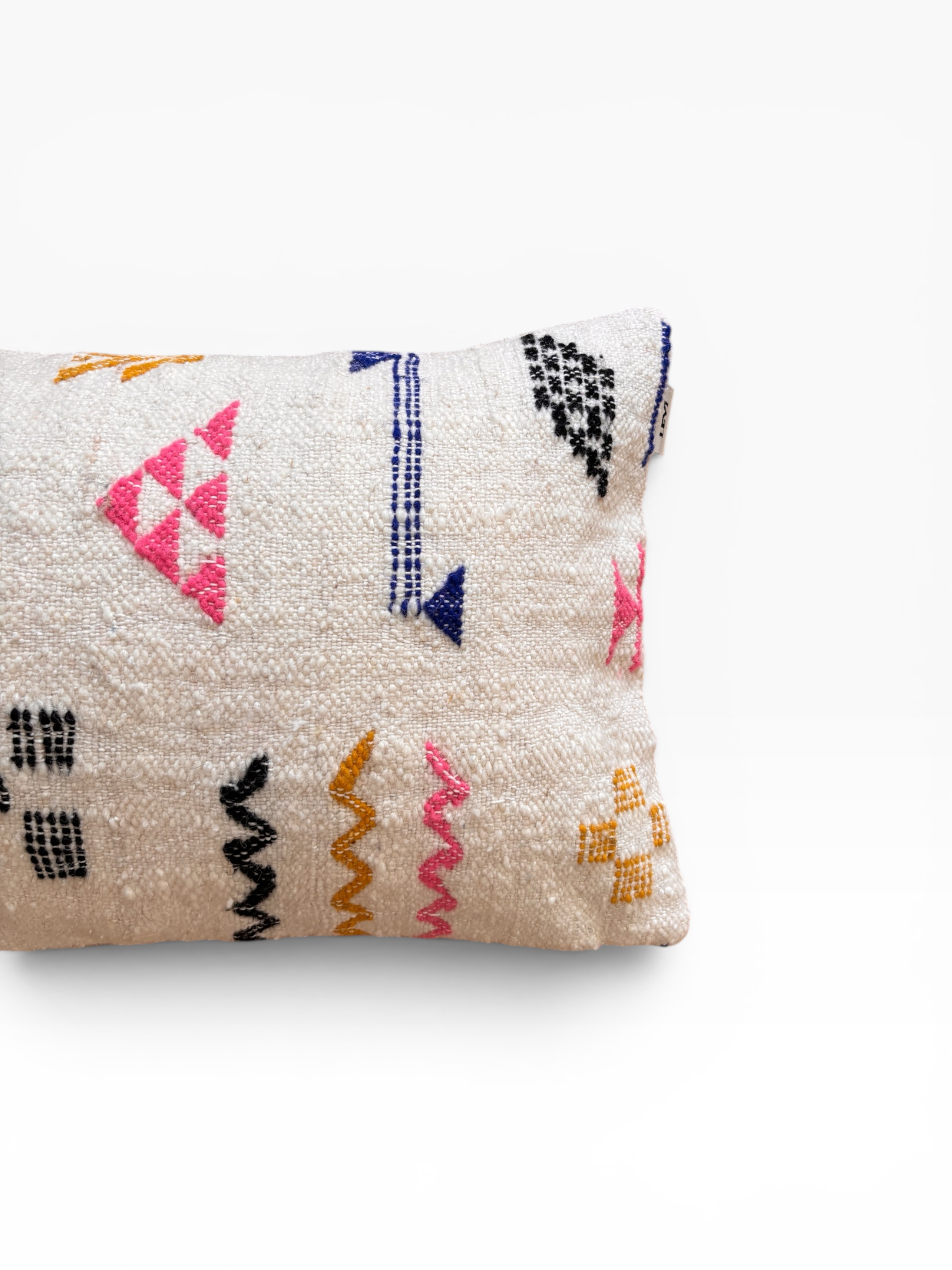 LEY! Kissen – Colorful Line, 40 x 60 cm, von LEY! mit buntem Muster auf beigem Hintergrund, Schurwolle.