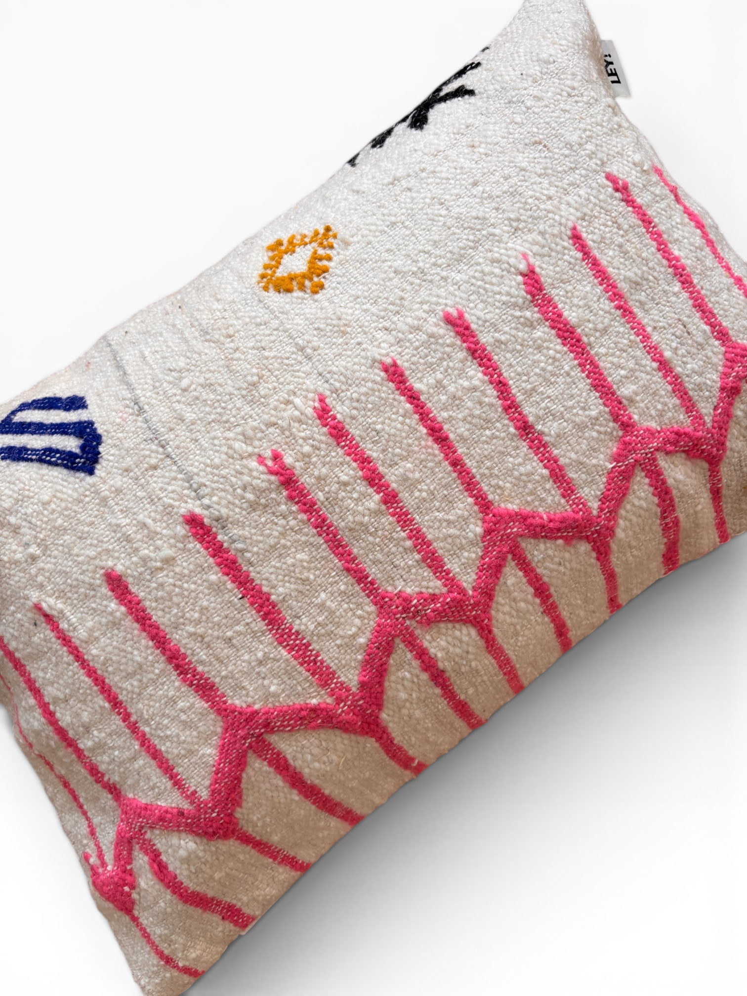 LEY! Kissen – Colorful Line 40x60: Weißes Kissen mit rosa geometrischen Mustern und Akzenten im Marrakesch-Stil.