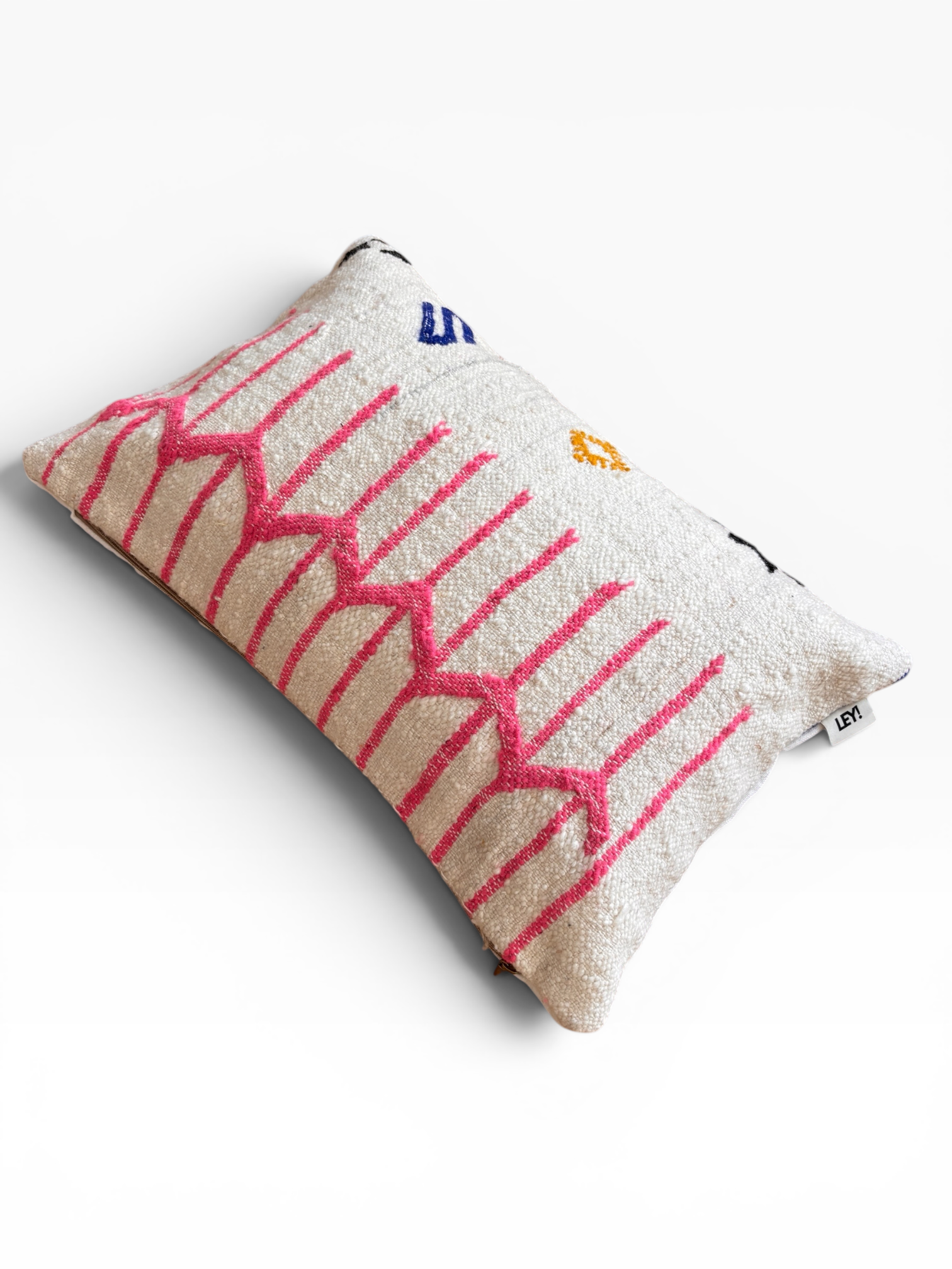 LEY! Kissen – Colorful Line 40 x 60, beige mit rosa Zickzack- und Streifenmuster, kleine farbenfrohe Akzente, von LEY!.