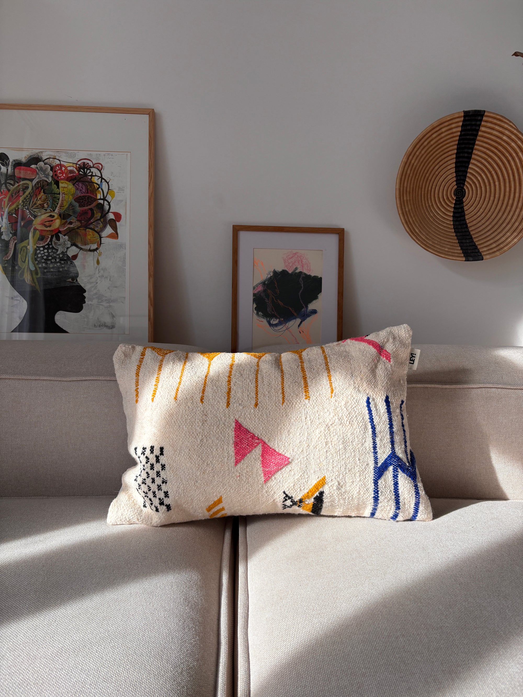 LEY! Kissen – „Colorful Line“ 40 x 60 aus Schurwolle auf dem Sofa, handgefertigt, Marrakesch-Akzente an der Wand.