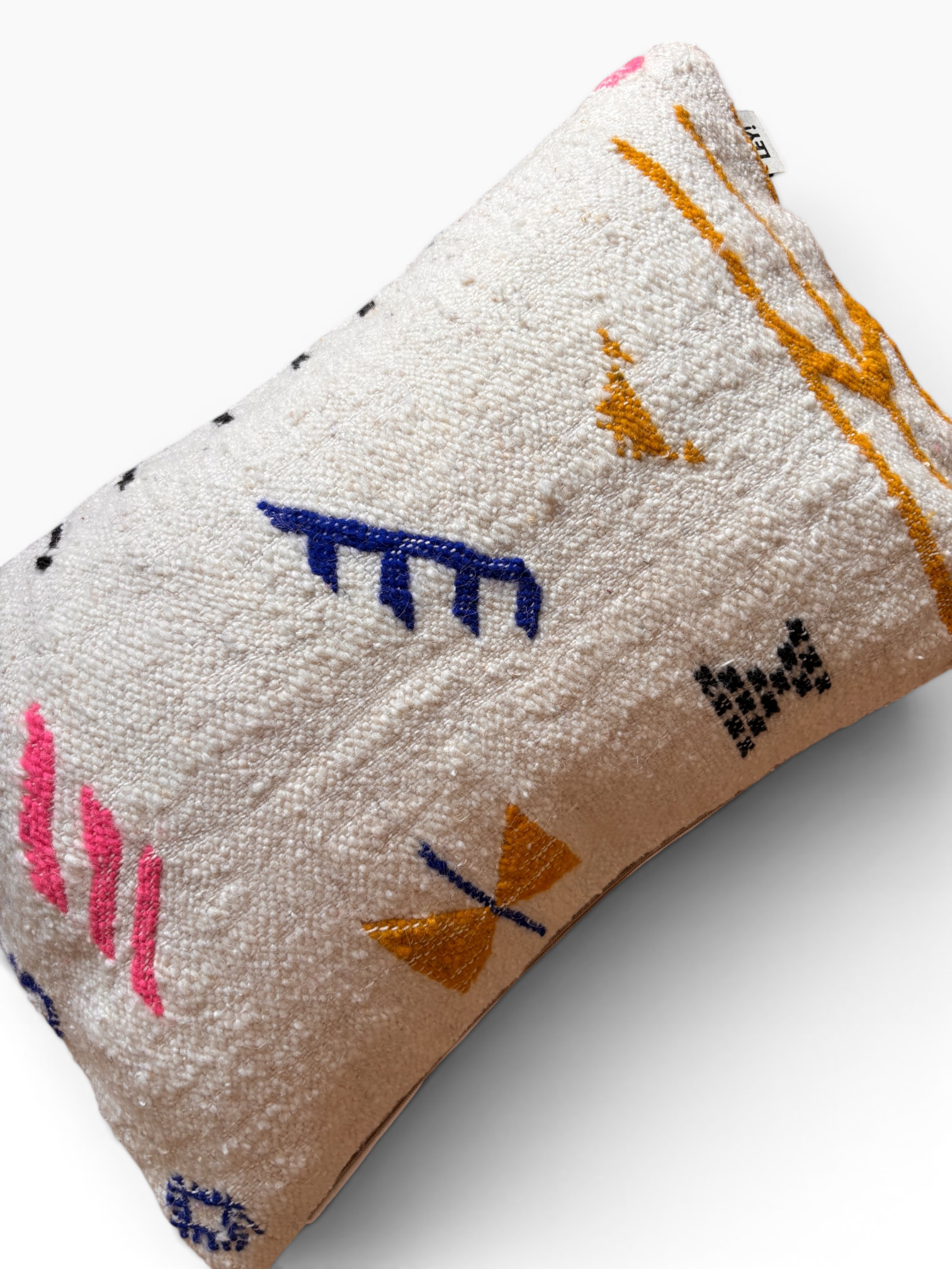 LEY! Kissen – Colorful Line 40x60: Abstraktes Muster in Rosa, Blau, Gelb und Schwarz auf weißem Hintergrund von LEY!.