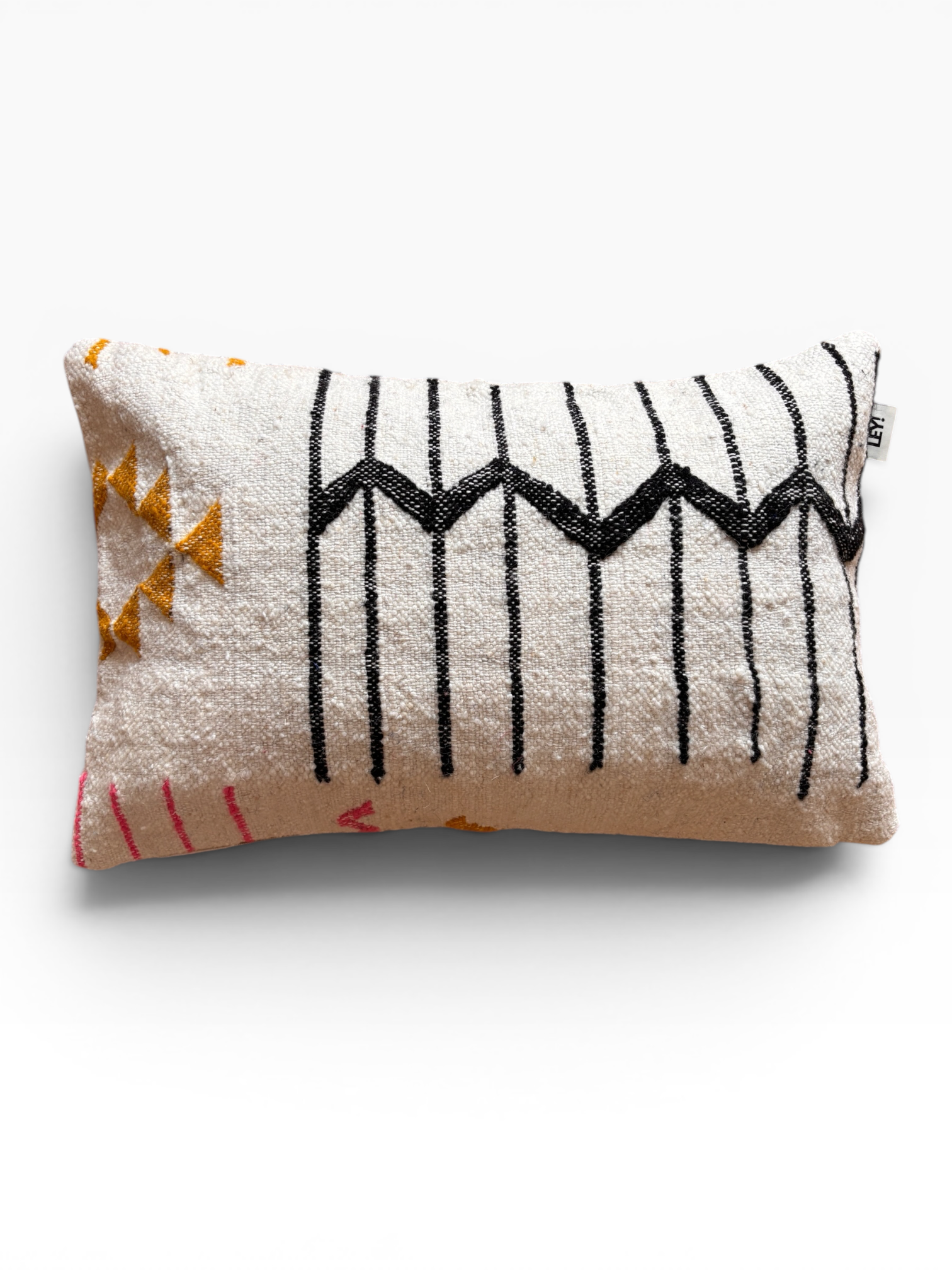 LEY! Kissen – Colorful Line 40x60 besticht durch leuchtende Dreiecke, schwarze Zickzackmuster und ein einzigartiges „Handarbeit Marrakesch“-Design.