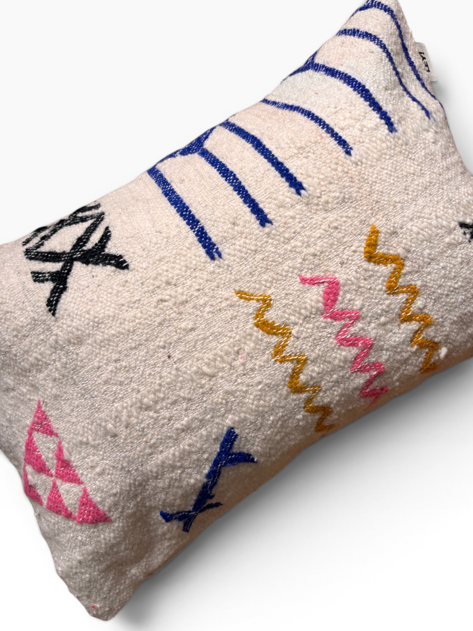 LEY! Kissen – Colorful Line 40 x 60 von LEY!, mit geometrischen und Zickzack-Stickereien von Handarbeit Marrakesch.
