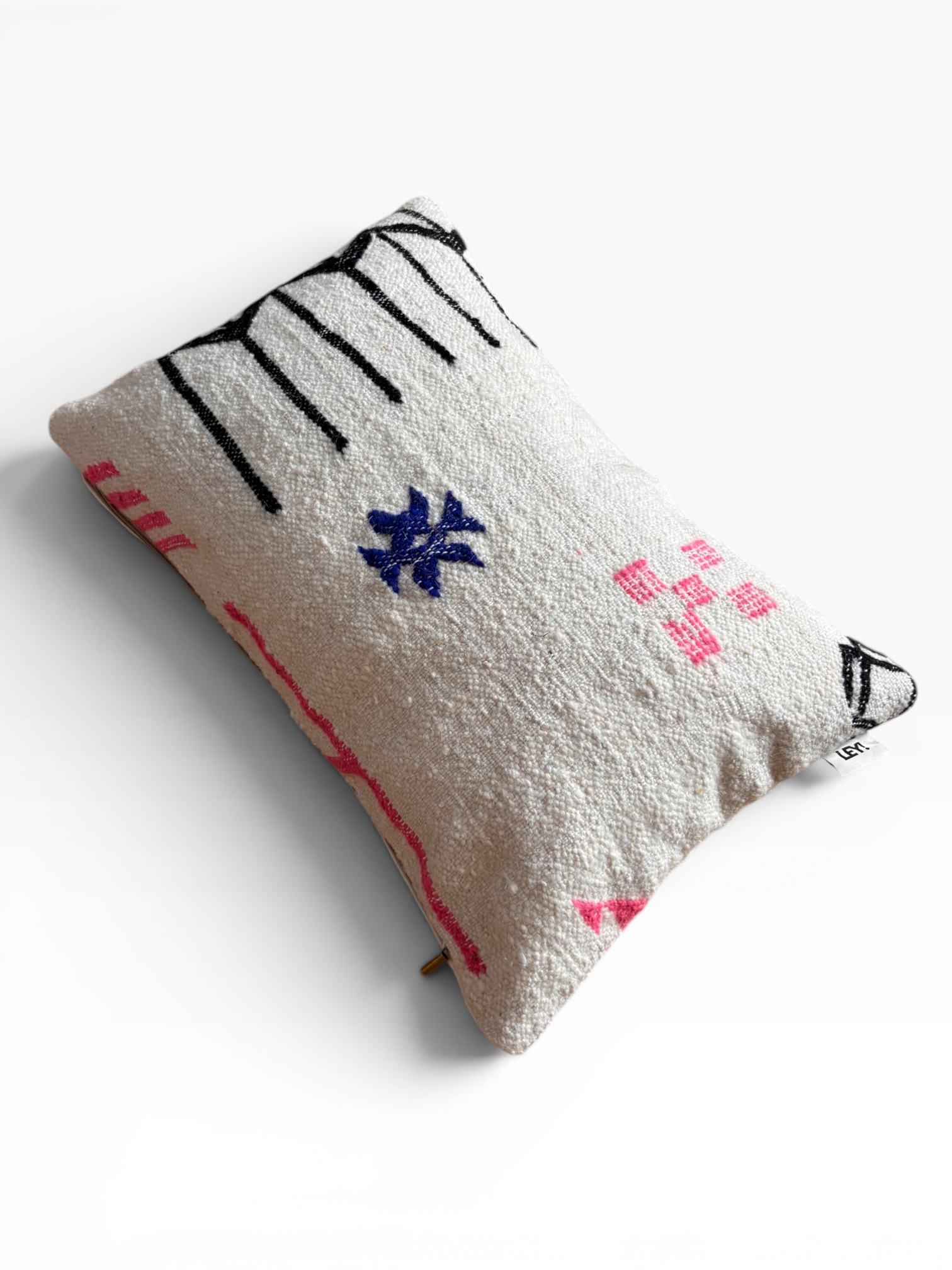 LEY! Kissen – Colorful Line von LEY!: Rechteckiges Kissen aus Schurwolle mit abstrakten schwarzen, rosa und blauen Ziernähten.
