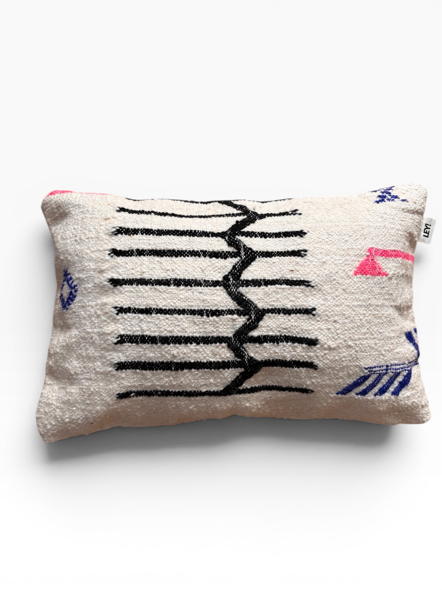 LEY! Kissen – Colorful Line von LEY! (40 x 60): Schwarze Zickzackmuster und rosa-blaue Formen versetzen Sie in das handgefertigte Flair von Marrakesch.
