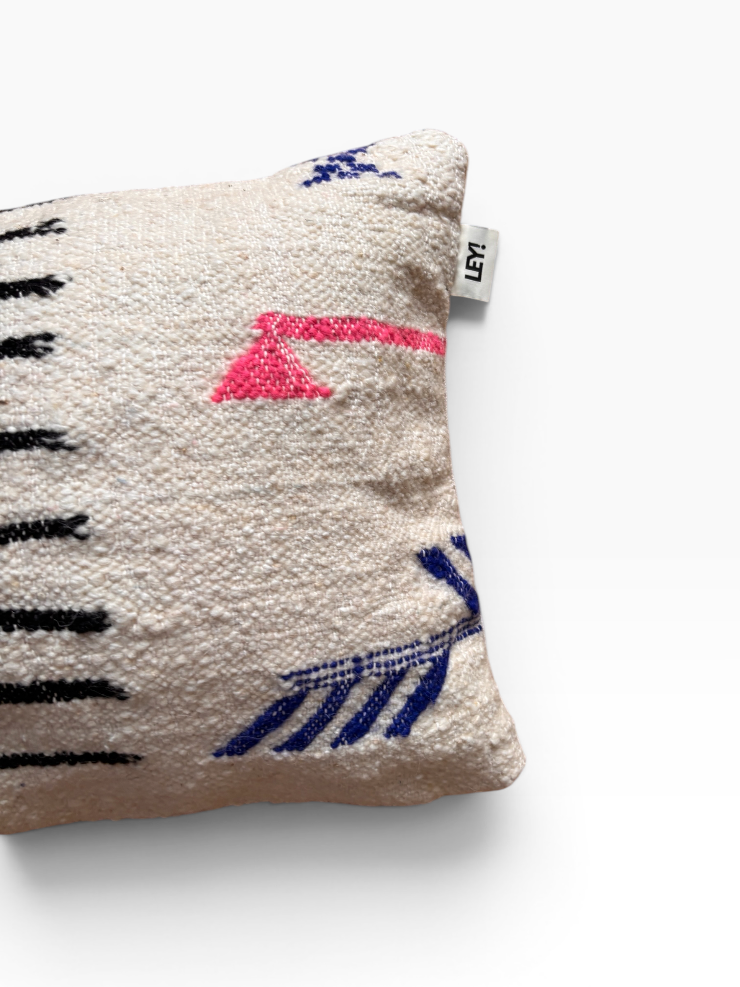 LEY! Kissen – „Colorful Line“ von LEY!, 40 x 60, beige mit schwarzen, blauen und rosa abstrakten Stickereien, handgefertigt in Marrakesch.