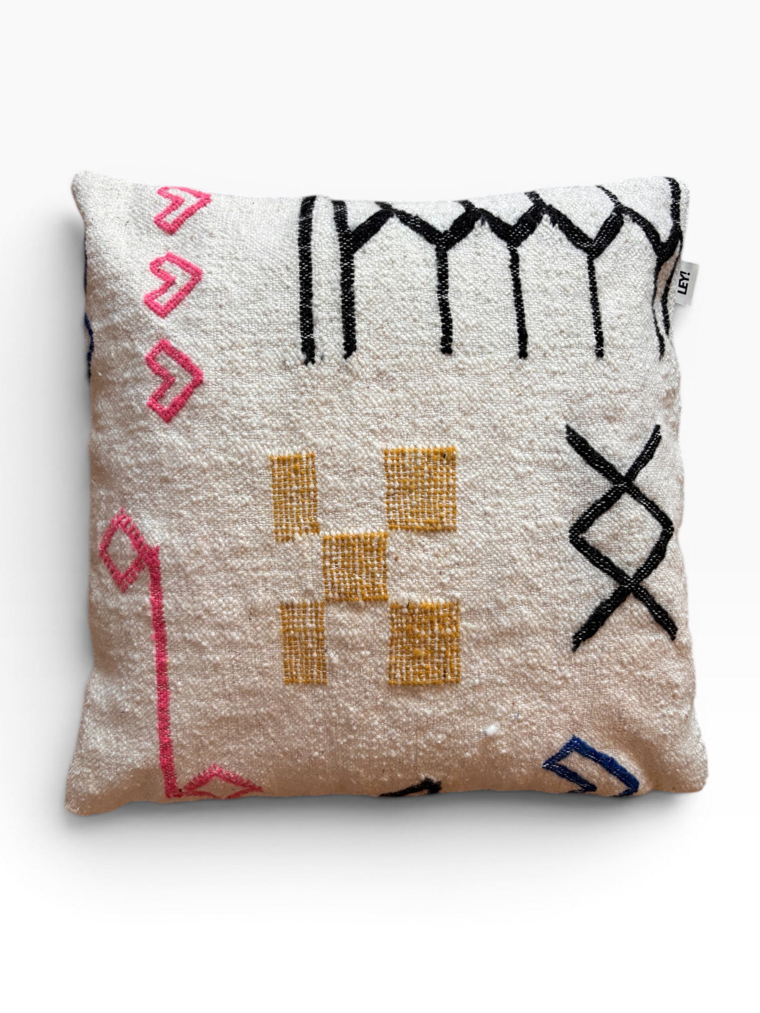 LEY! Kissen – Colorful Line, 60 x 60 cm von LEY!, weiße Schurwolle mit abstrakten Mustern in Schwarz, Rosa, Gelb und Blau.