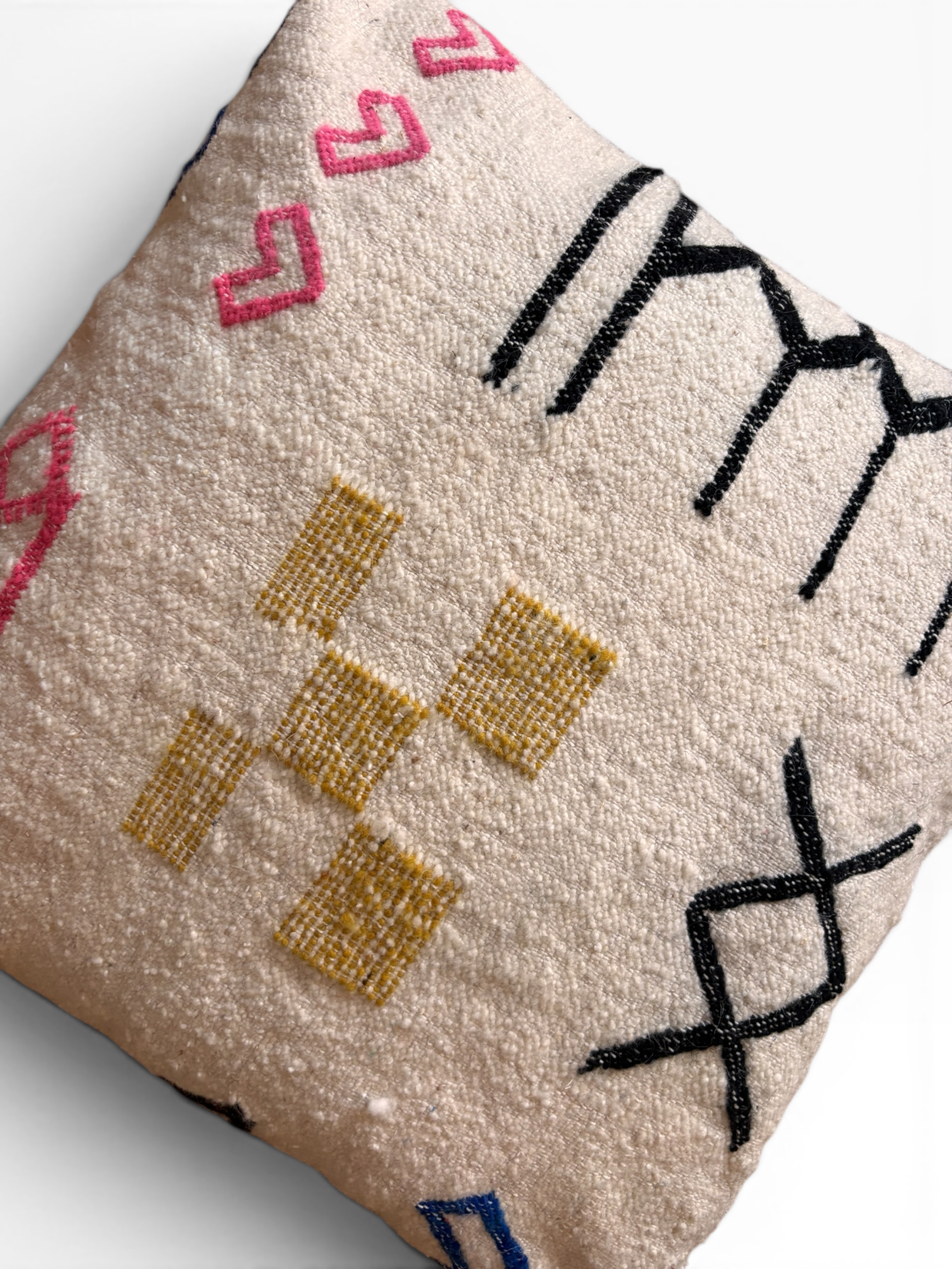 LEY! Kissen – Colorful Line, 60 x 60 cm, abstraktes geometrisches Muster in Schwarz, Rosa und Gelb, von LEY!.