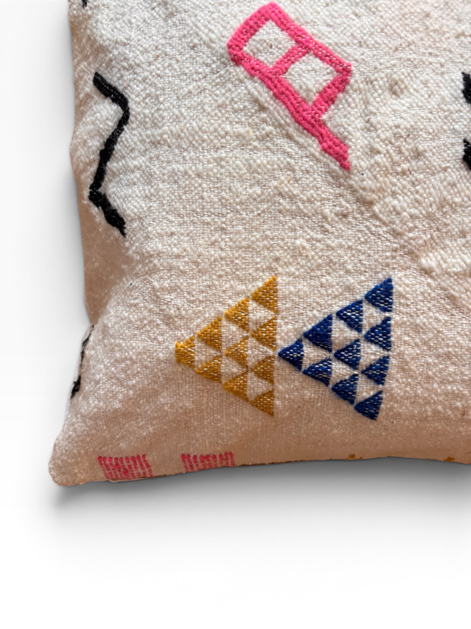 LEY! Kissen – Colorful Line – 60 x 60 cm, weiß mit goldenen, blauen und rosa geometrischen Stickereien. Inspiriert von Handarbeit aus Marrakesch.