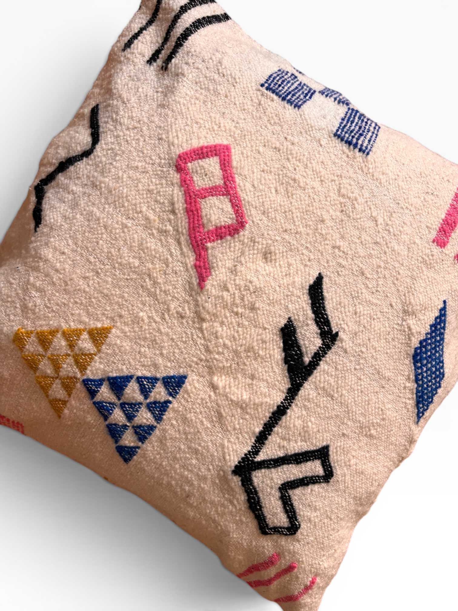 LEY! Kissen – Colorful Line, 60 x 60 cm, von LEY!: Beiges Wollkissen mit bunten geometrischen Mustern auf weißem Hintergrund.