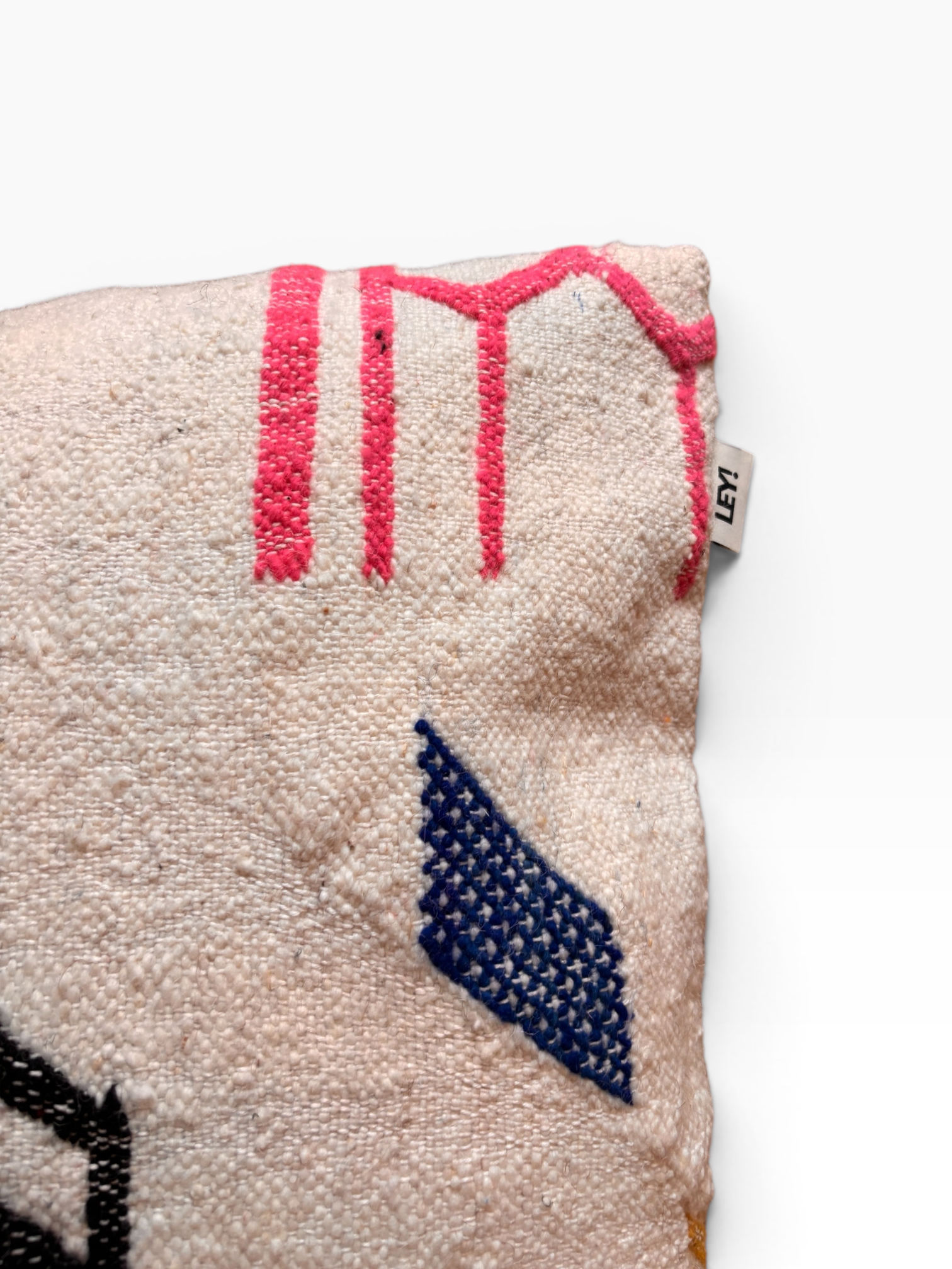 Eckkissen „LEY!“ in Beige – „Colorful Line“, abstraktes rot-blaues Muster, „LEY!“-Etikett, handgefertigt im Marrakesch-Stil.