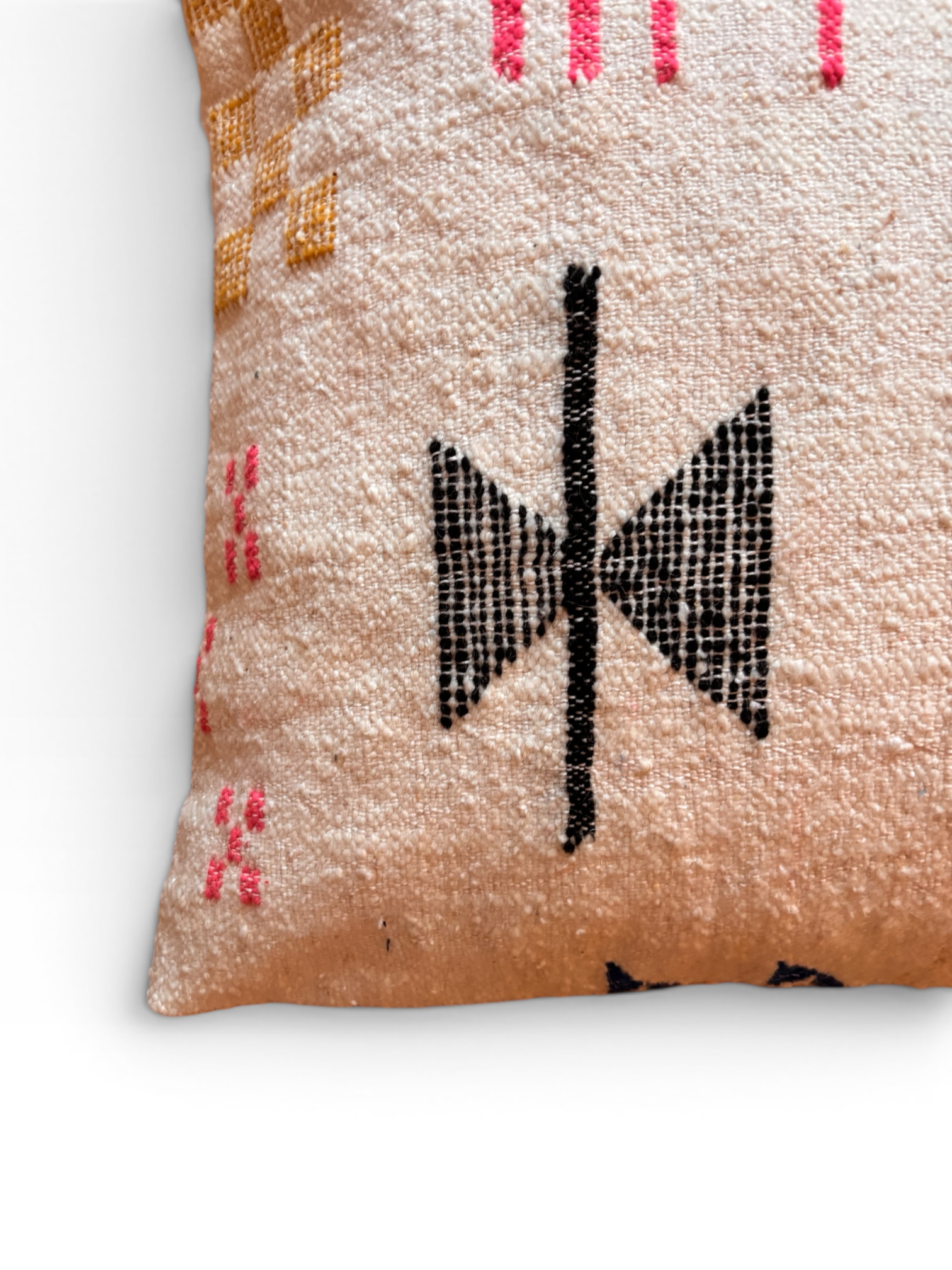 LEY! Kissen – Colorful Line, 60 x 60 cm, beige, schwarz/rosa/gelb, geometrisches Muster, handgefertigt von LEY! in Marrakesch.