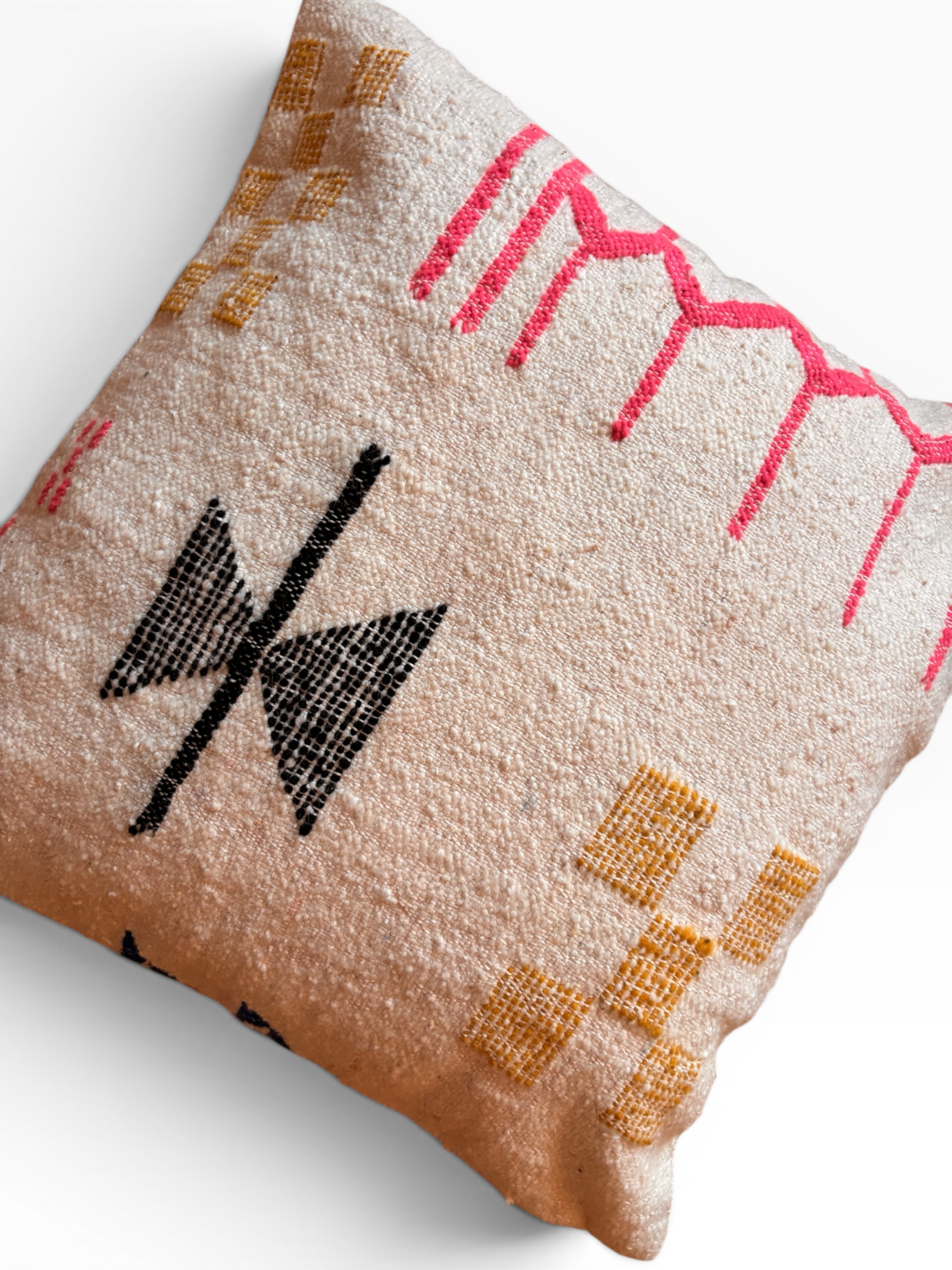 LEY! Kissen – Colorful Line, 60 x 60 cm, handgefertigt mit einem geometrischen Muster in Schwarz, Gelb und Pink.
