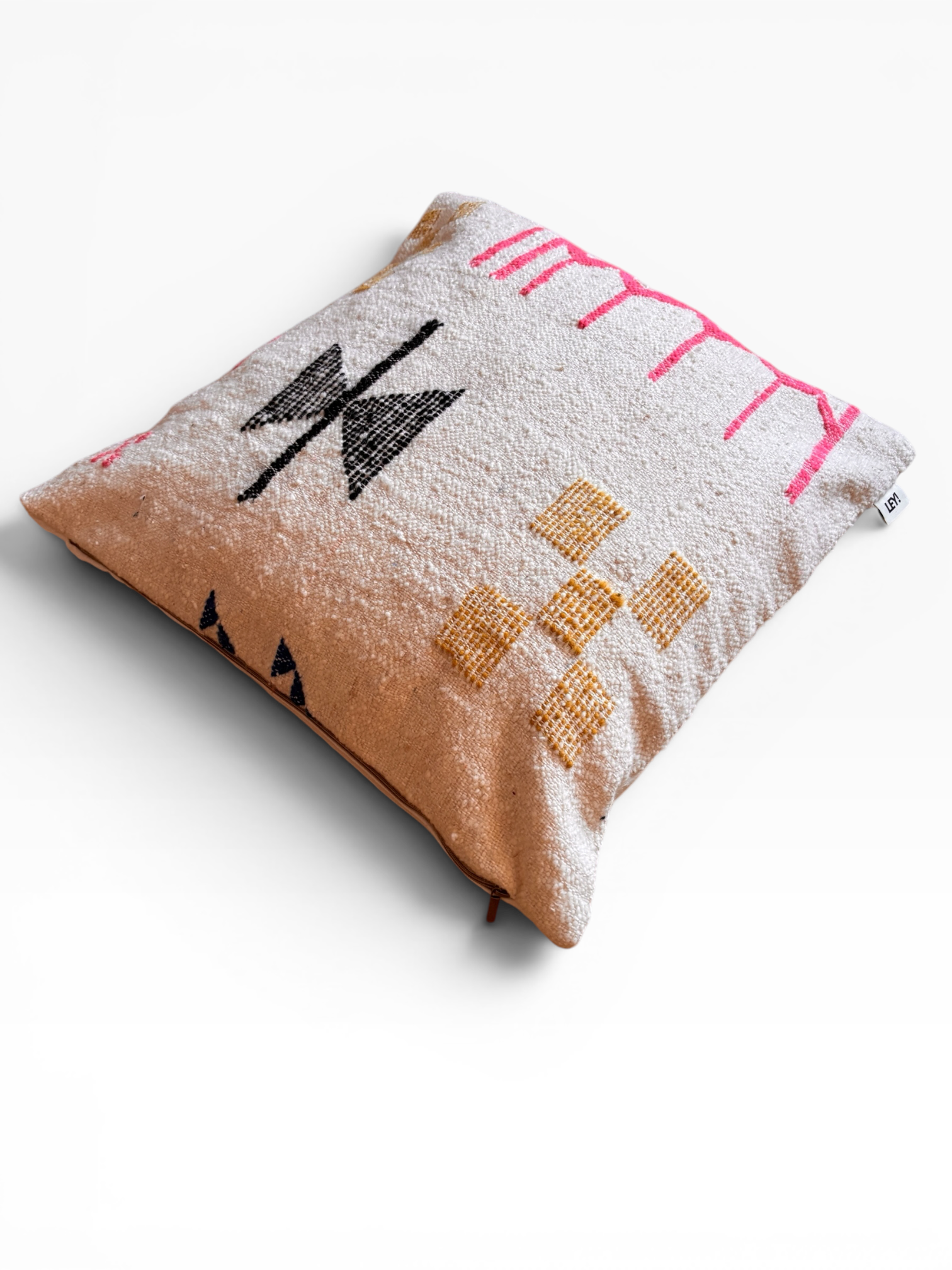 LEY! Kissen – Colorful Line, 60 x 60 cm: Schwarze, rosa und gelbe geometrische Muster auf beige-weißem Hintergrund von LEY!.