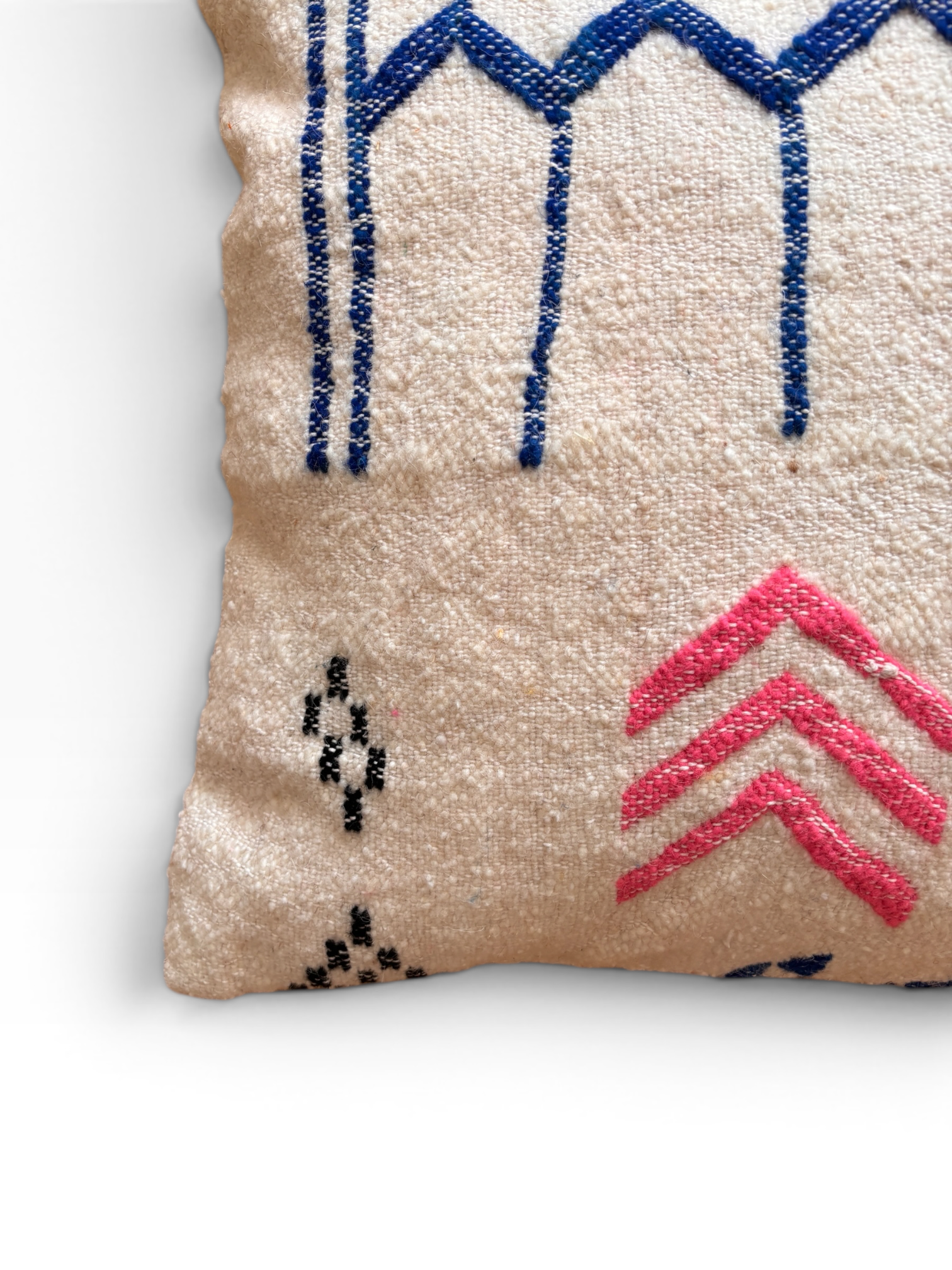 LEY! Kissen – Colorful Line: 60 x 60 cm, beige Schurwolle mit blauen und rosa geometrischen Stickereien, handgefertigt im Marrakesch-Stil.