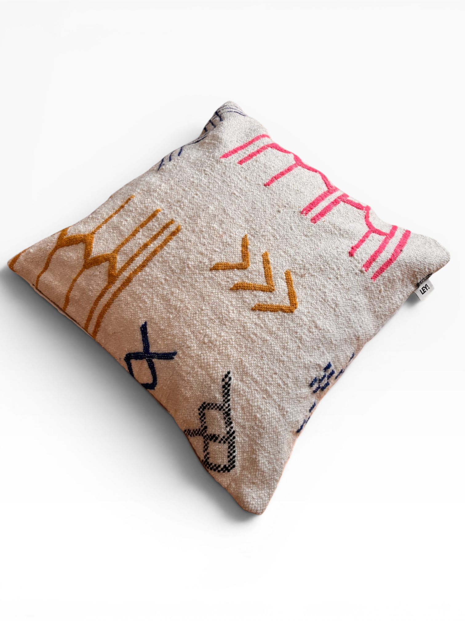 LEY! Kissen – Colorful Line, 60 x 60 cm, von LEY! Handgefertigt mit geometrischen Mustern in Rosa, Gelb, Blau und Schwarz.
