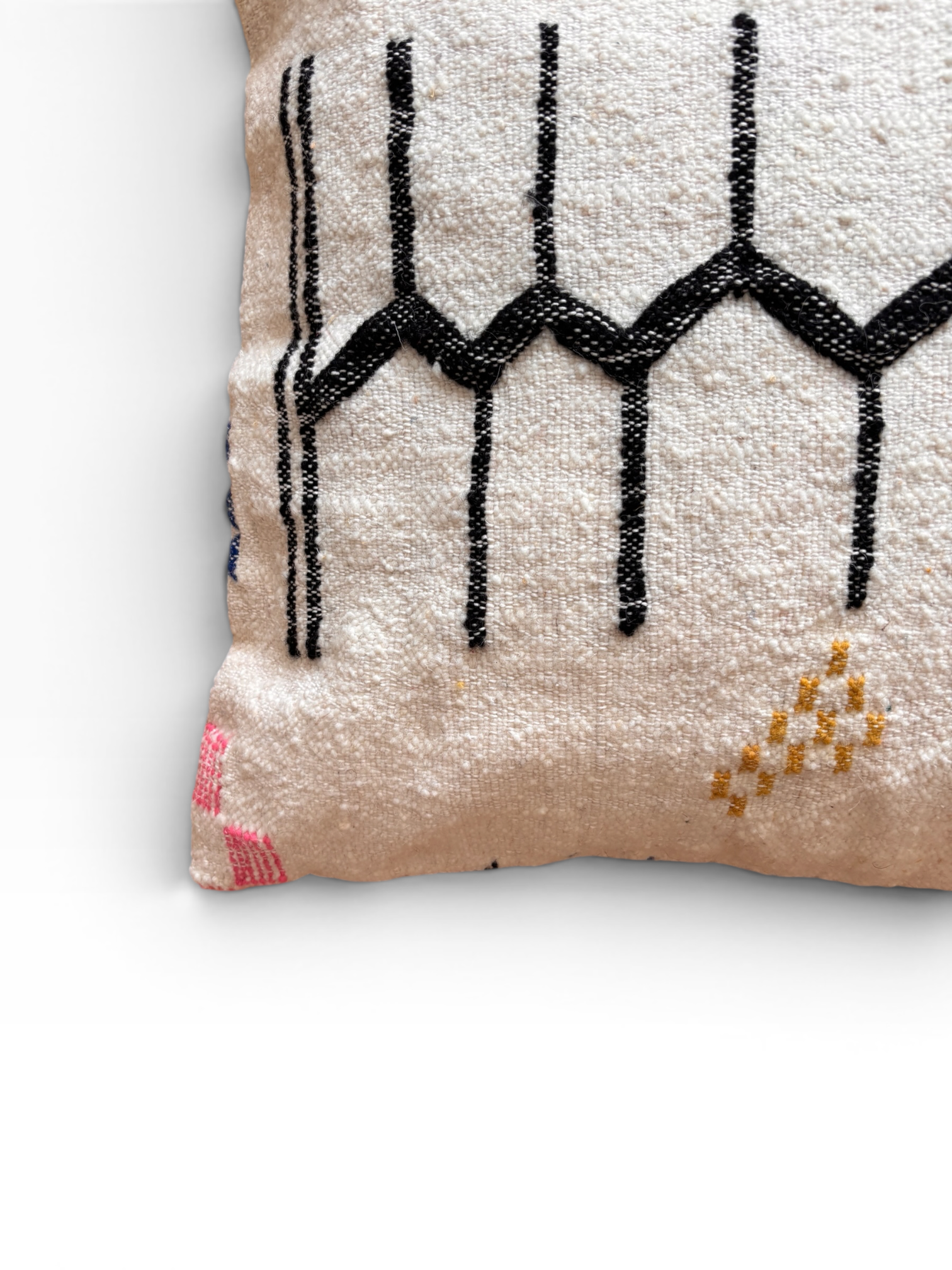 LEY! Kissen – Colorful Line 60 x 60 cm, schwarzer Zickzack und Roségold auf cremefarbenem Hintergrund, handgefertigt aus Schurwolle von LEY!.