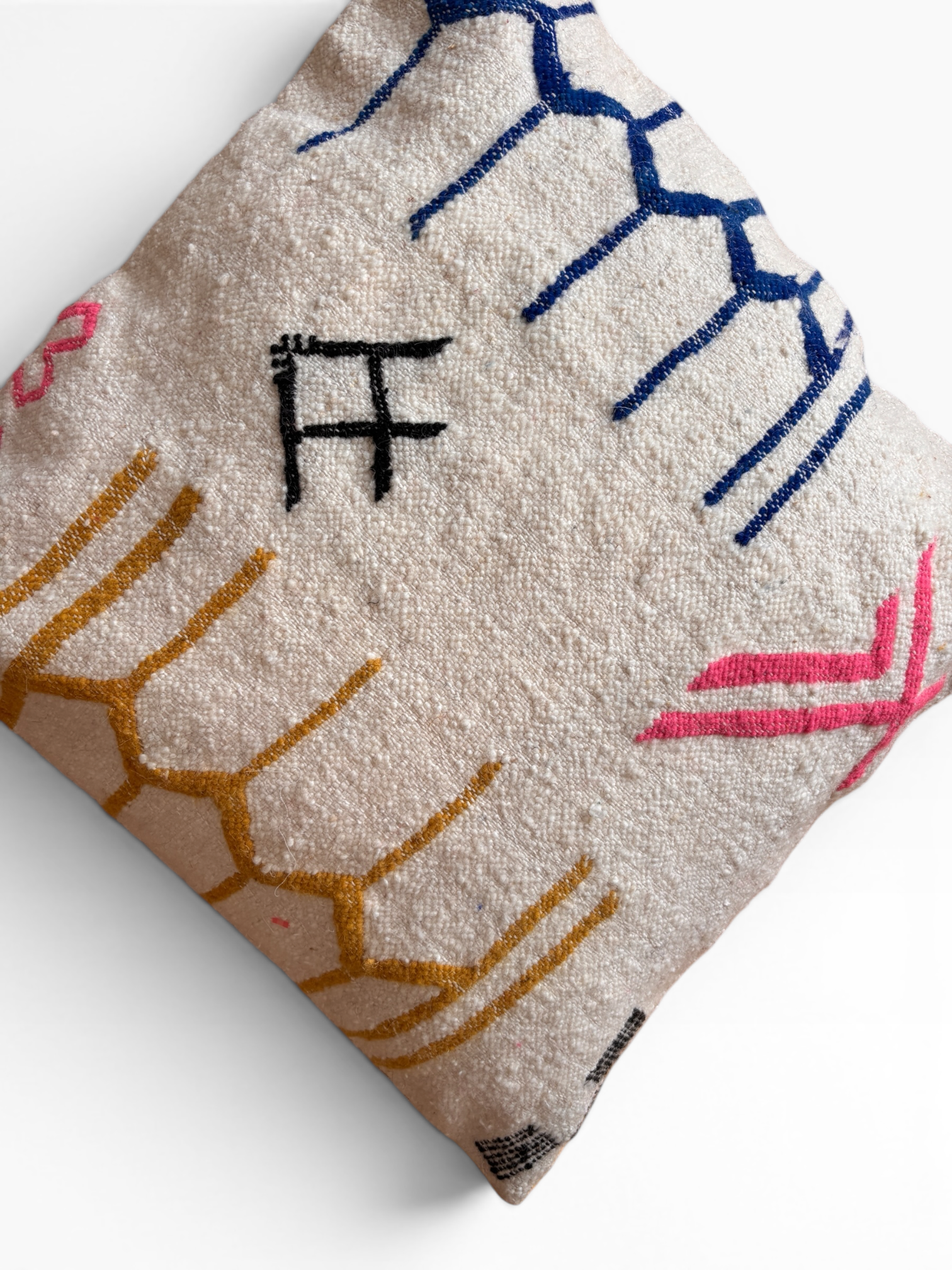 LEY! Kissen – Colorful Line, 60 x 60, beige Schurwolle, buntes Muster in Blau, Gelb, Rosa und Schwarz. Handgefertigt in Marrakesch.