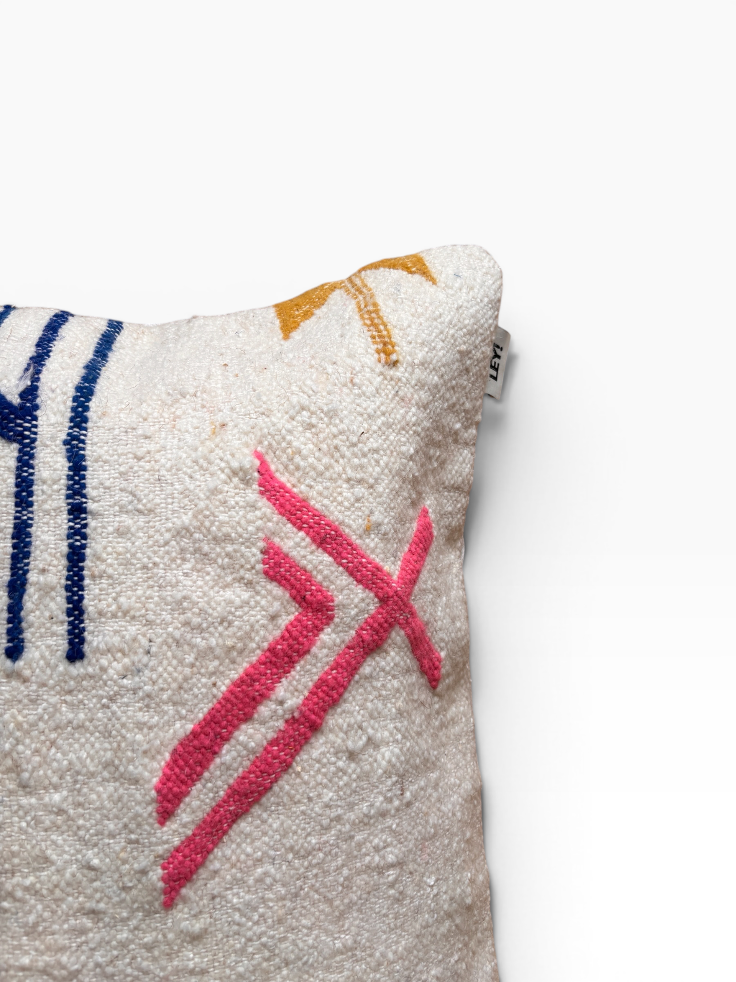 LEY! Kissen – Colorful Line 60x60: Weißes Kissen aus Schurwolle mit rosa, blauen und goldenen Stickereien im Marrakesch-Stil.