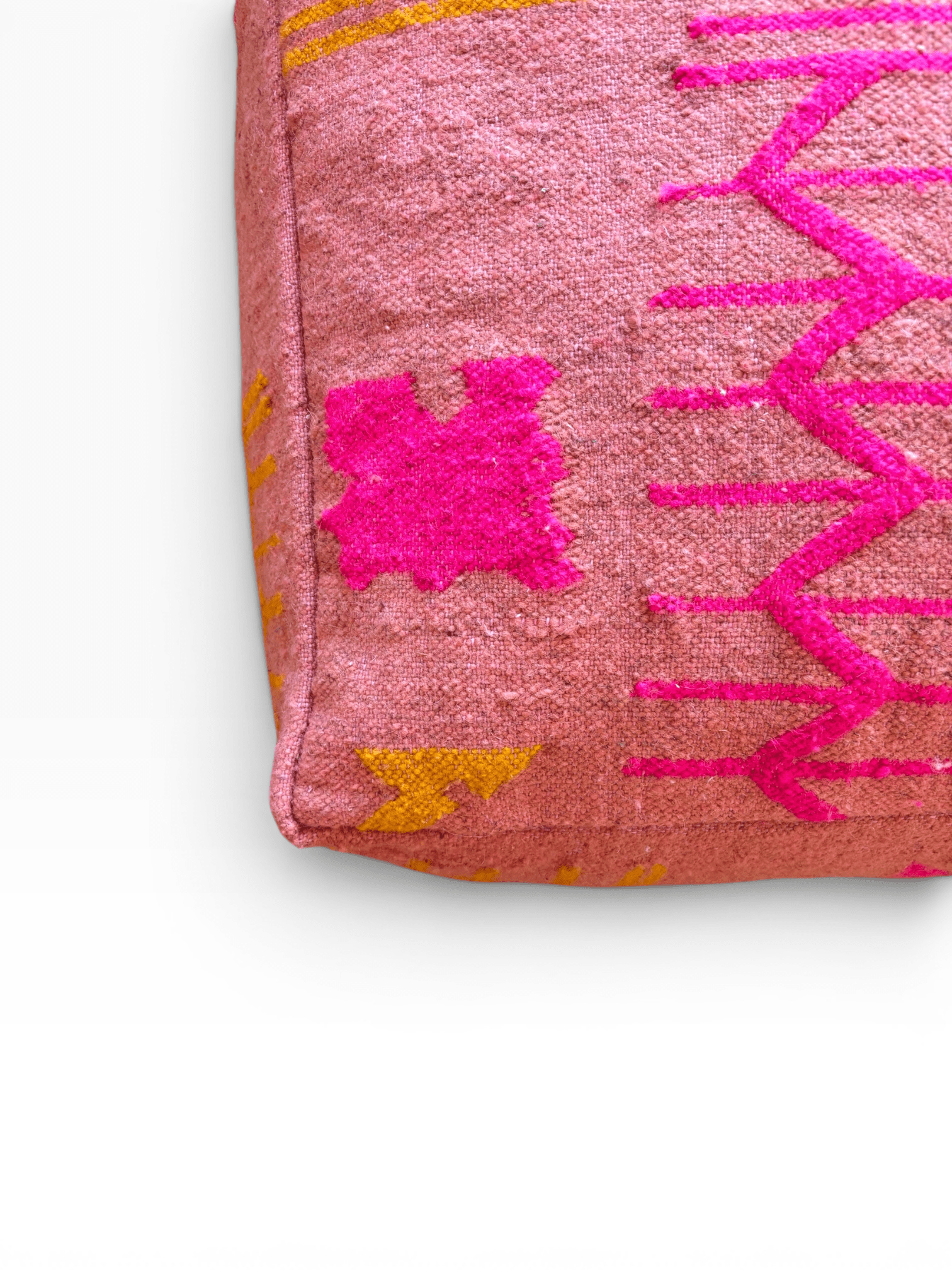 Eine Nahaufnahme des „Bodenkissen – Colorful Line – Terracotta Edition – Terra II“ von LEY! vor weißem Hintergrund.