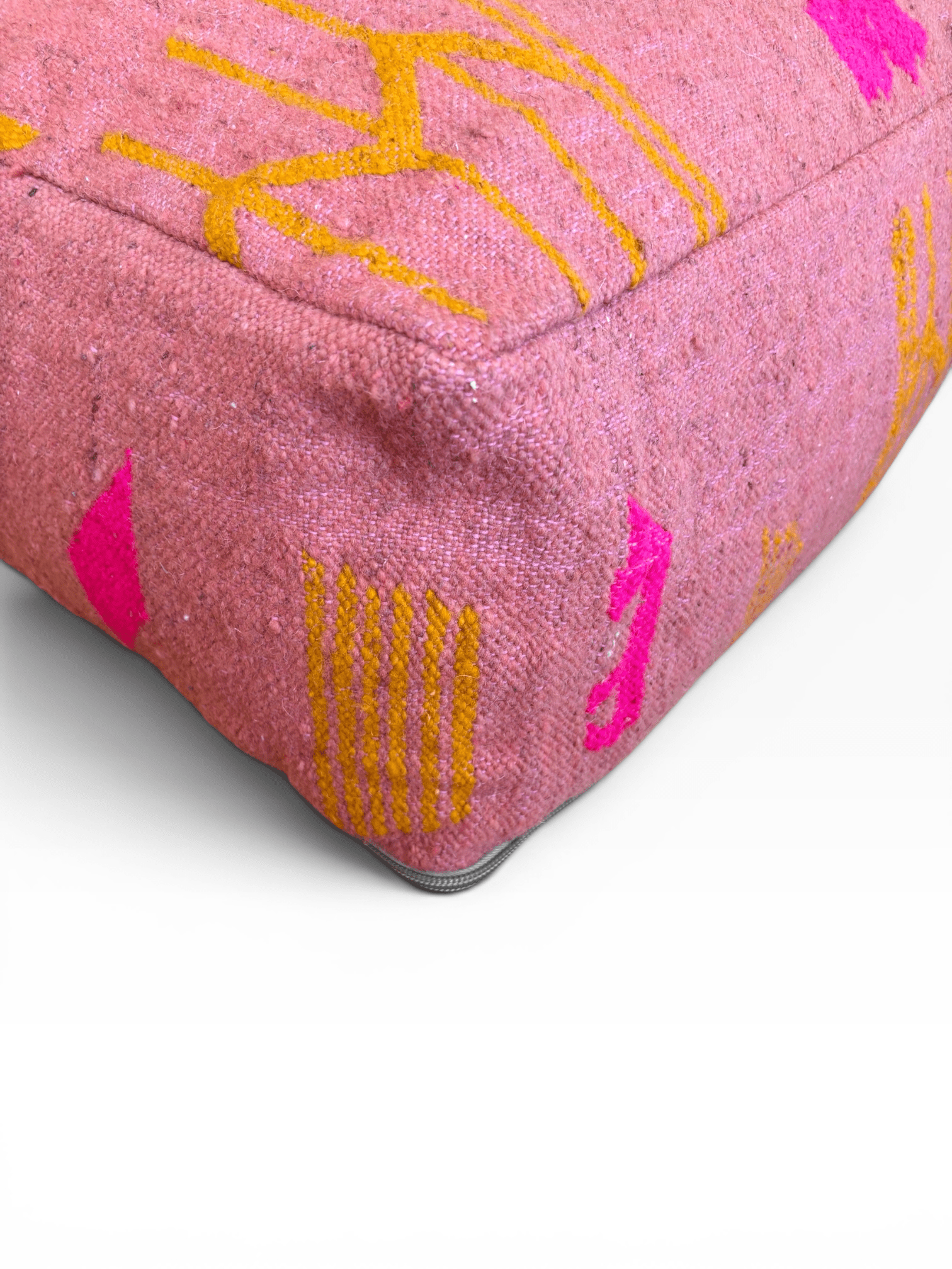 LEY! Bodenkissen – Colorful Line Terra II, Terrakotta-Farbton mit gelben geometrischen Mustern, abgebildet in Eckausführung auf weißem Hintergrund.