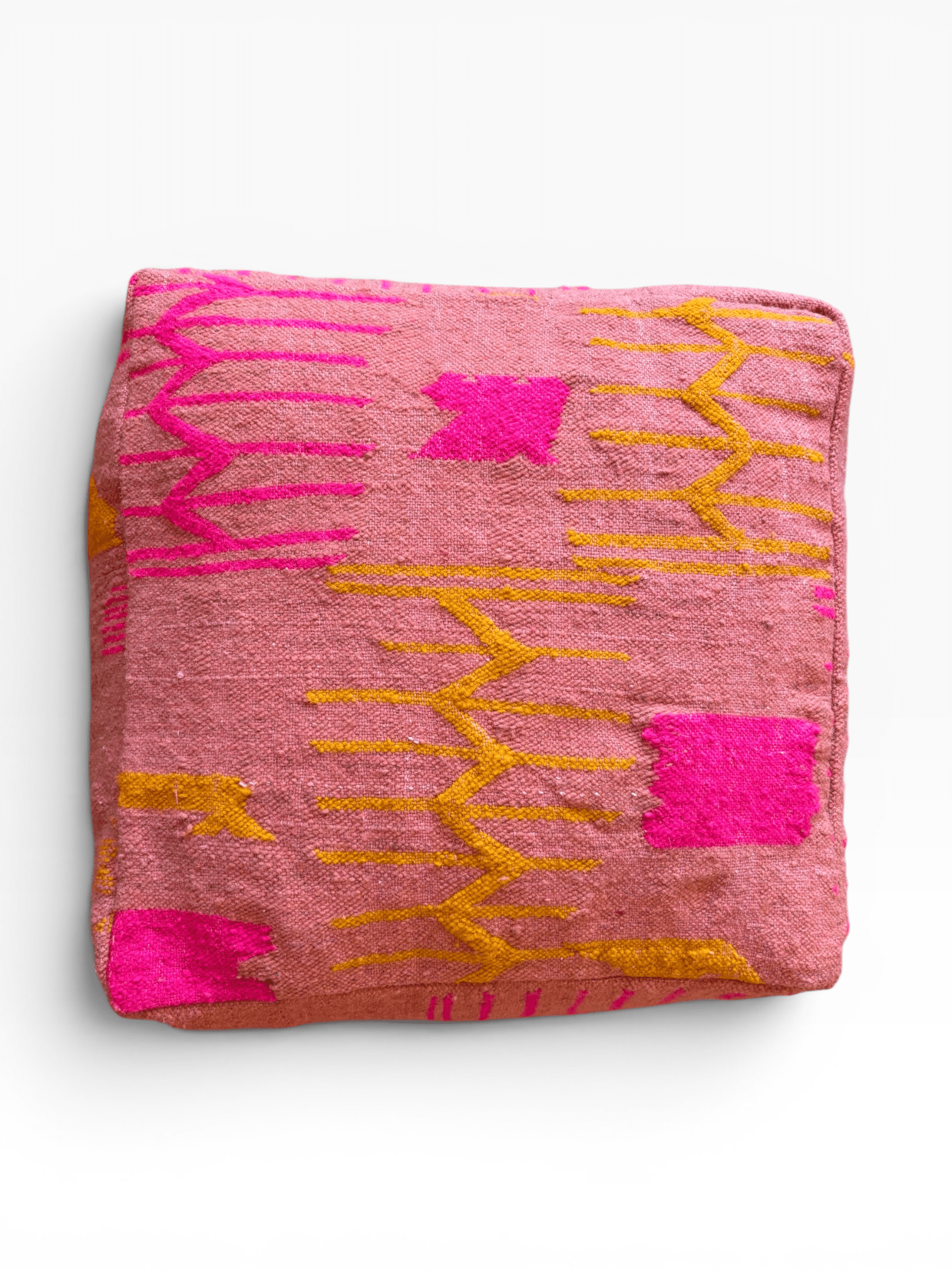 Ein gefaltetes rosa Handtuch passt perfekt zum „Terra III Bodenkissen – Colorful Line, Terracotta Edition“ von LEY!.