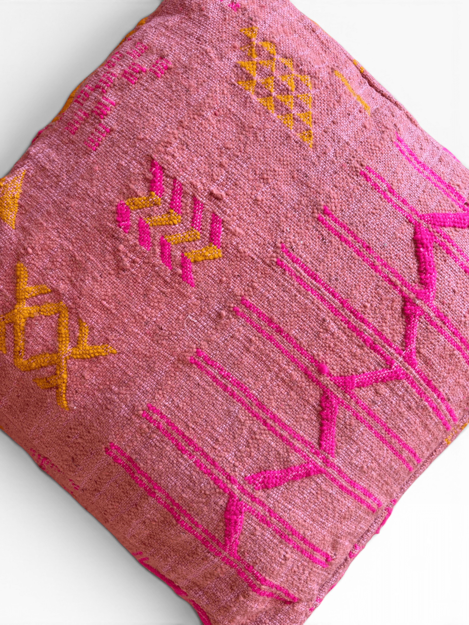 LEY! Bodenkissen – Colorful Line – Terra IV: Terrakotta-Kissen im Boho-Stil mit lebhaften geometrischen Mustern auf weißem Hintergrund.