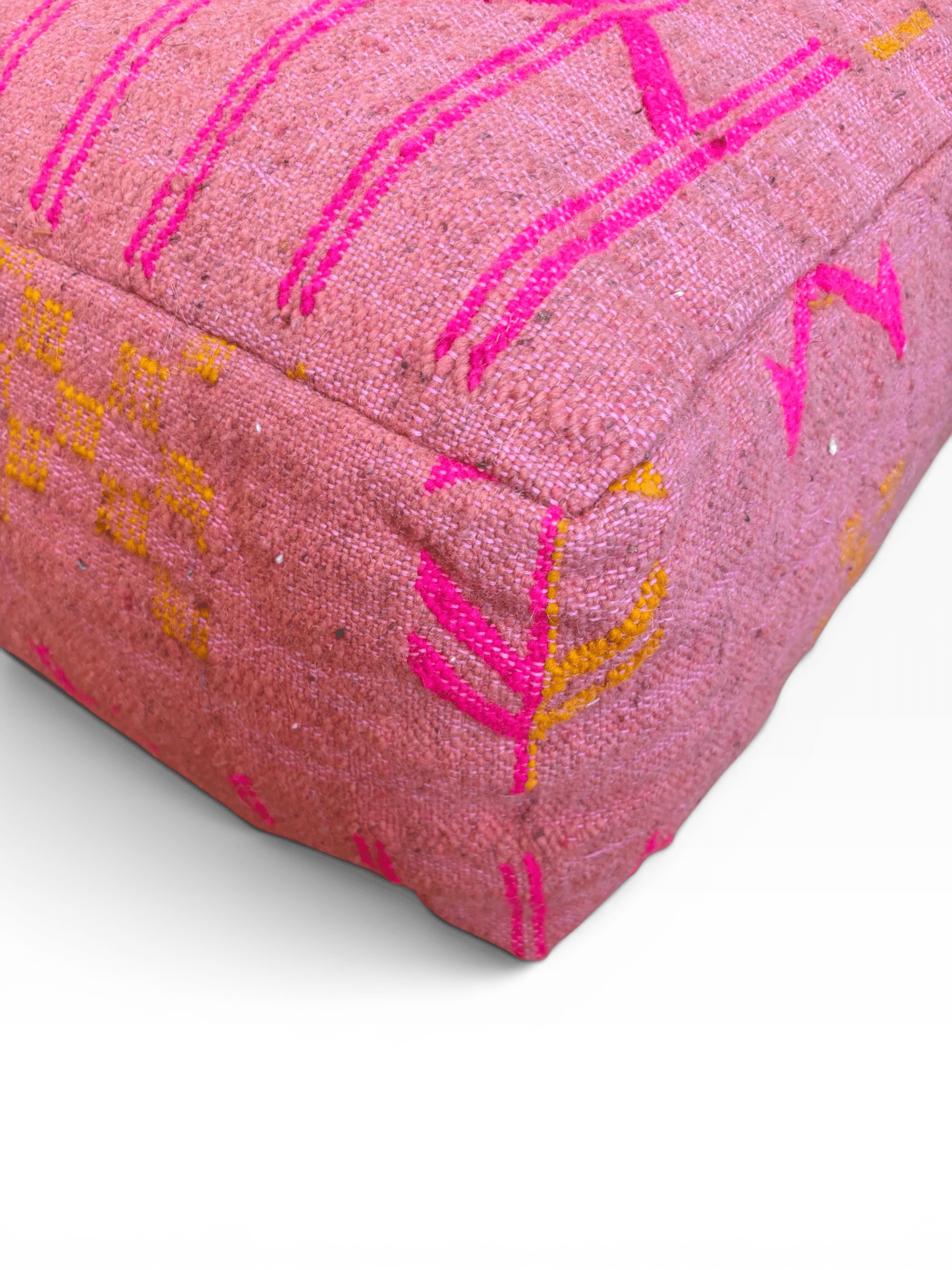 LEY! Bodenkissen – Colorful Line Terra IV Edition, mit Gelb und Magenta auf rosa Wolle, abgebildet auf weißem Hintergrund.