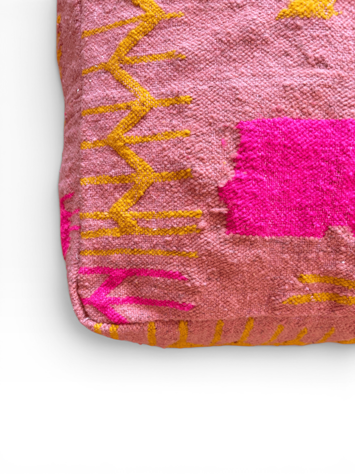 LEY!s Bodenkissen – Colorful Line – Terracotta Edition, Terra V: rosa Wolle, gelbe Zickzackmuster, magentafarbener Aufnäher.