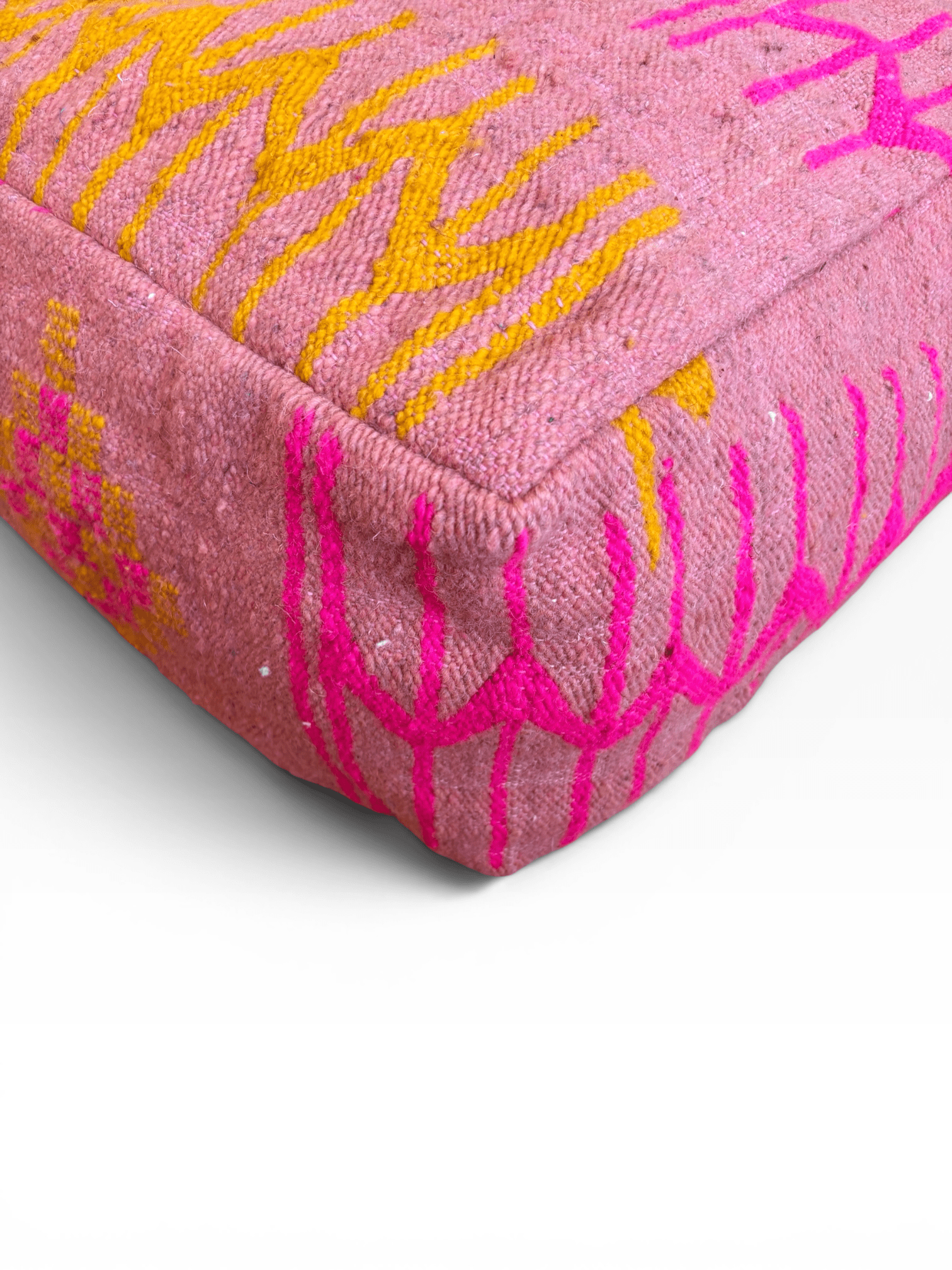 Nahaufnahme des LEY! Bodenkissens – Colorful Line – Terracotta Edition Terra V mit gelben und magentafarbenen Mustern.