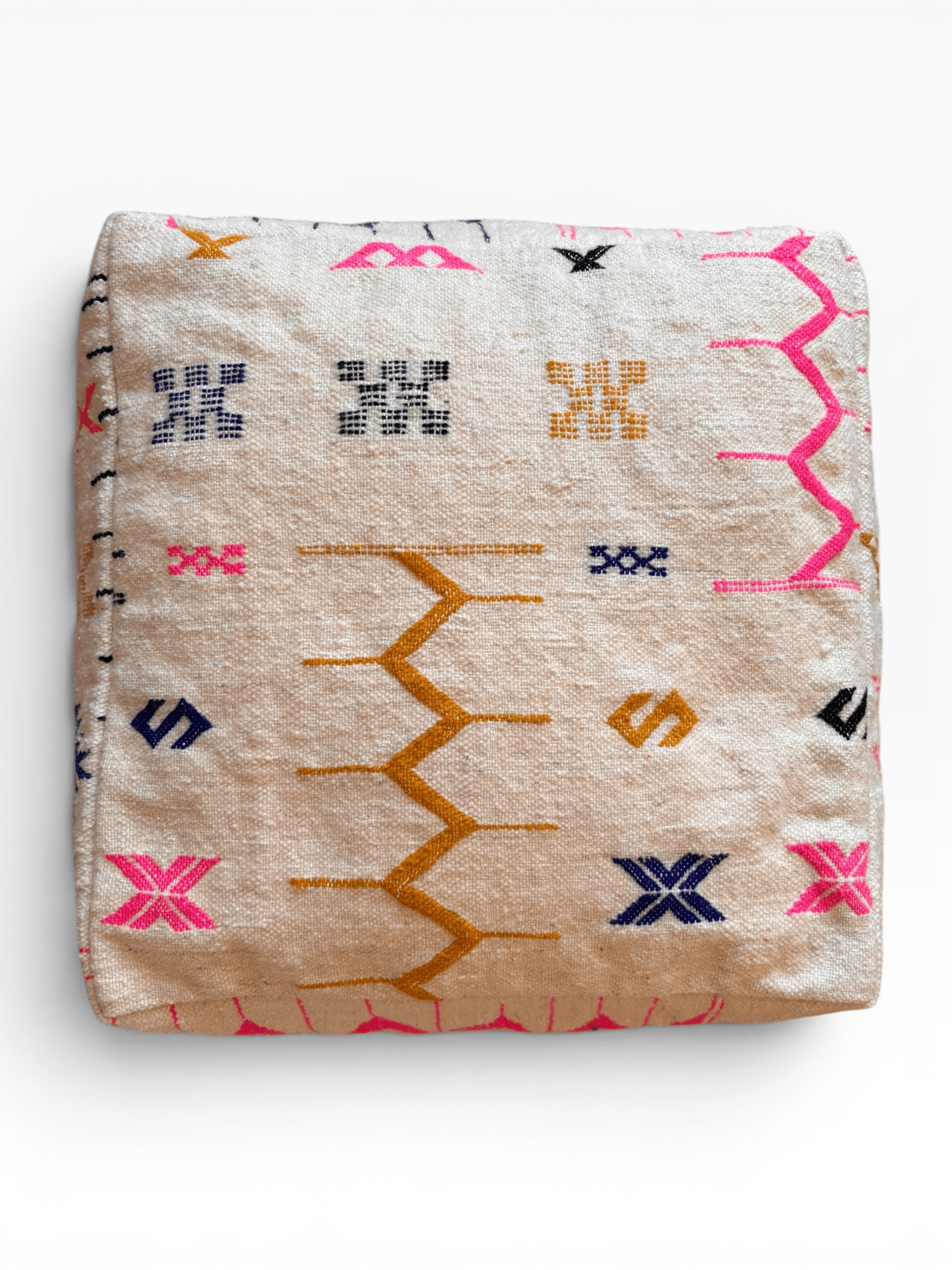 Bodenkissen – Colorful Line – Kantia von LEY!: Quadratisches, beiges Kissen mit farbenfroher geometrischer Stickerei auf weißem Hintergrund.