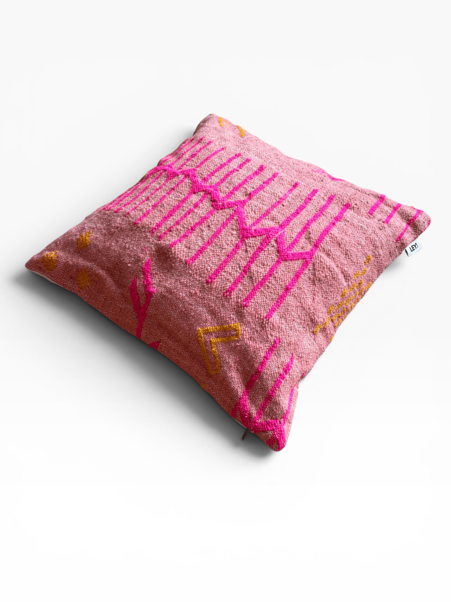 LEY! Kissen – Colorful Line – Terracotta Edition von LEY!, 60 x 60 cm, mit handgesticktem geometrischem Muster in Rosa und Gelb.