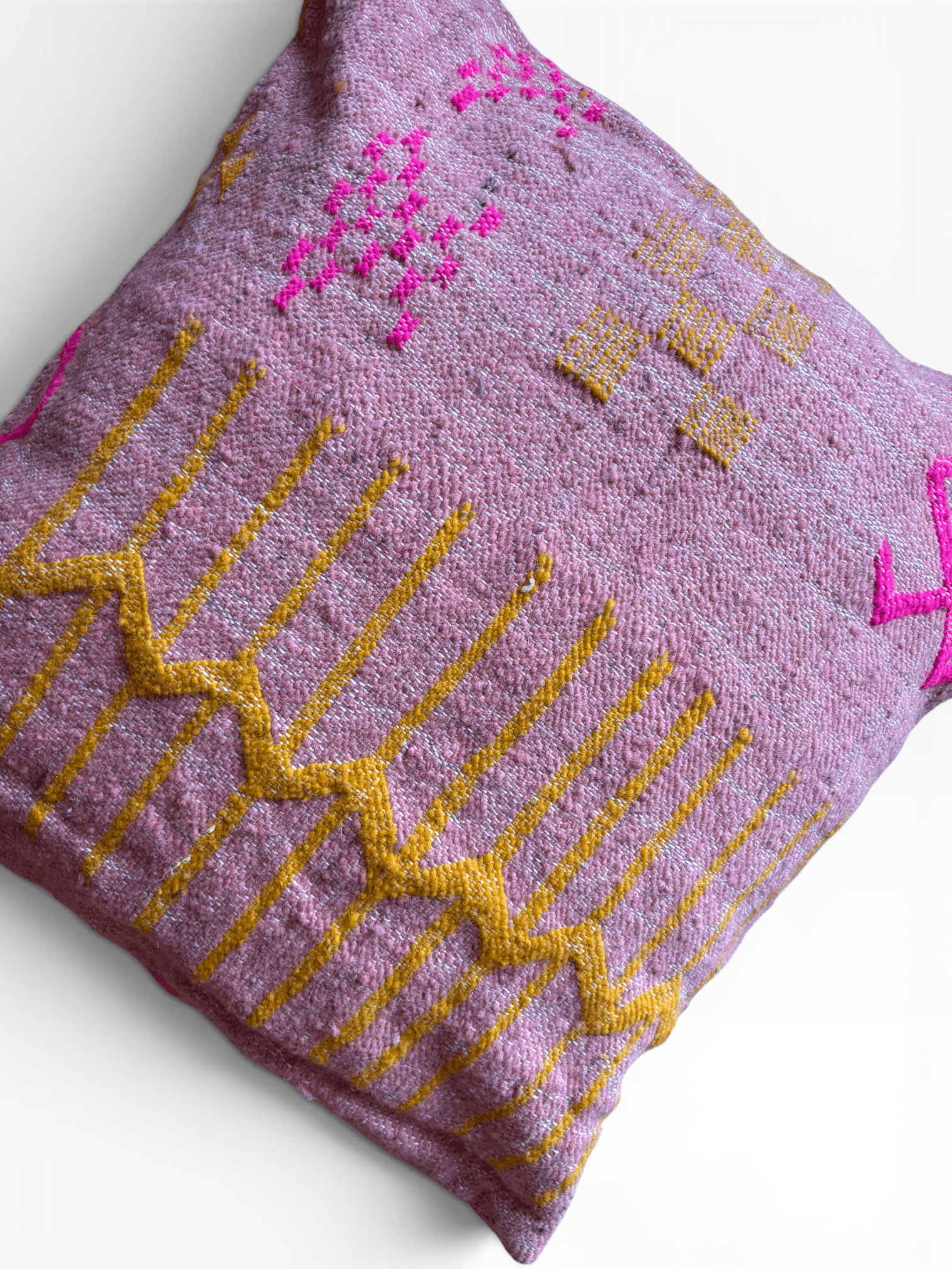 LEY! Kissen, „Colorful Line“ Terracotta-Edition, 60 x 60 cm, mit rosa Stoff und gelber Marrakesch-Stickerei.