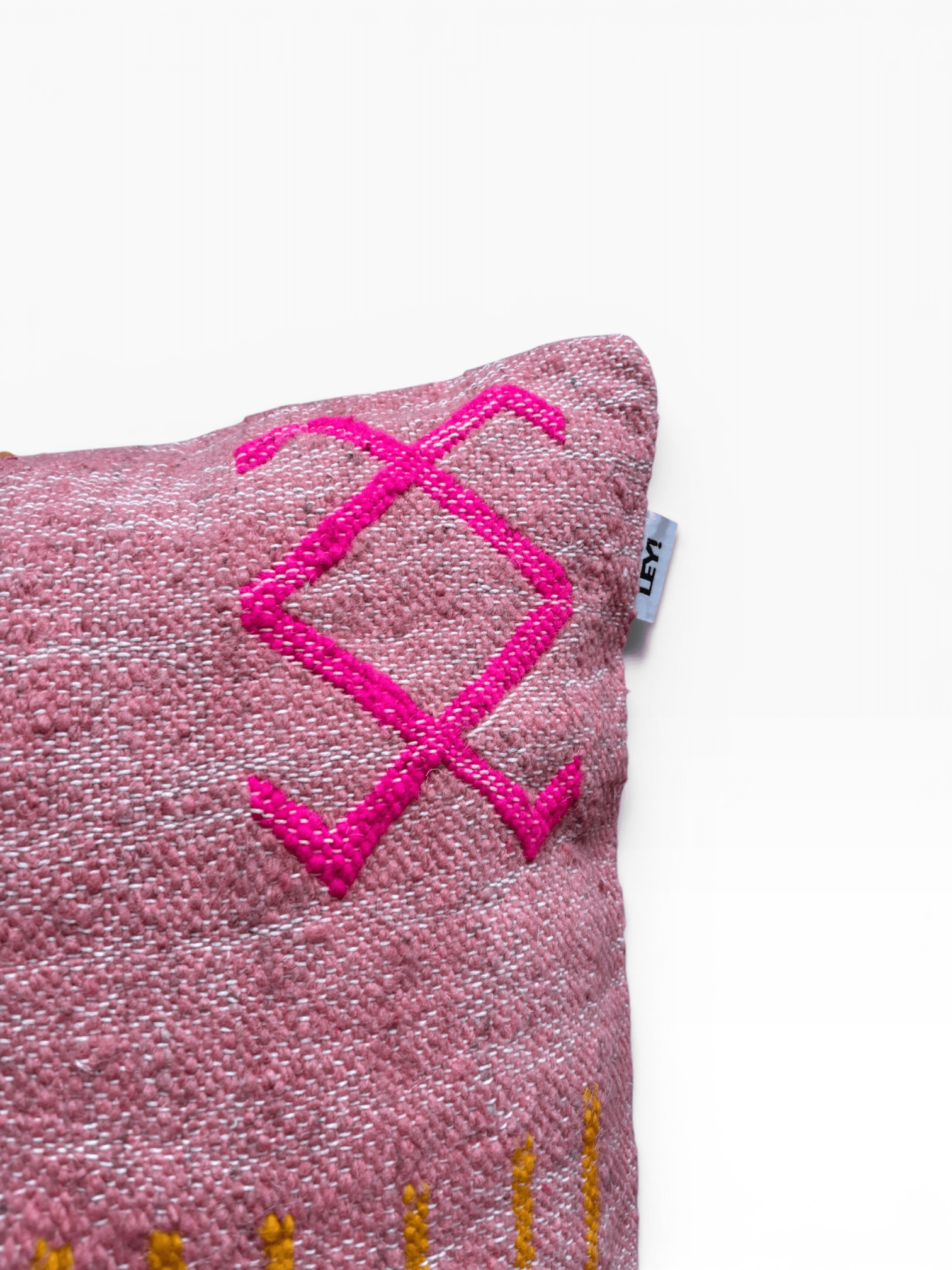 LEY! Kissen – Colorful Line – Terracotta Edition, 60 x 60 cm, leuchtend pinkfarbene und gelbe Ziernähte.