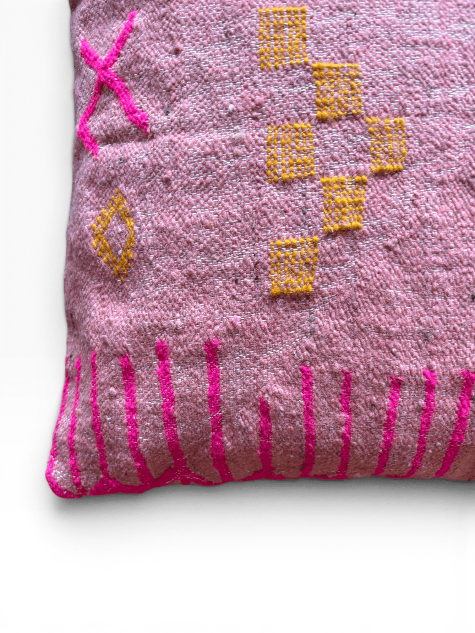 LEY! Kissen – Colorful Line Terracotta, 60 x 60 cm, von LEY! Rosa mit gelbem geometrischem Muster, handgefertigt.