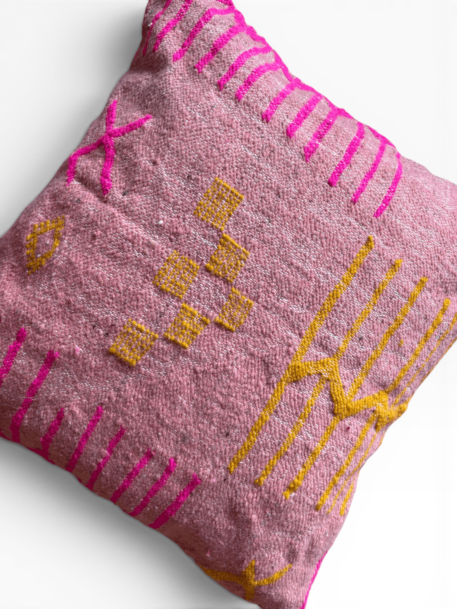 LEY! Kissen – Colorful Line, Terracotta Edition 60 x 60 cm: Buntes Muster auf pink-weißem Hintergrund. Marke: LEY!.