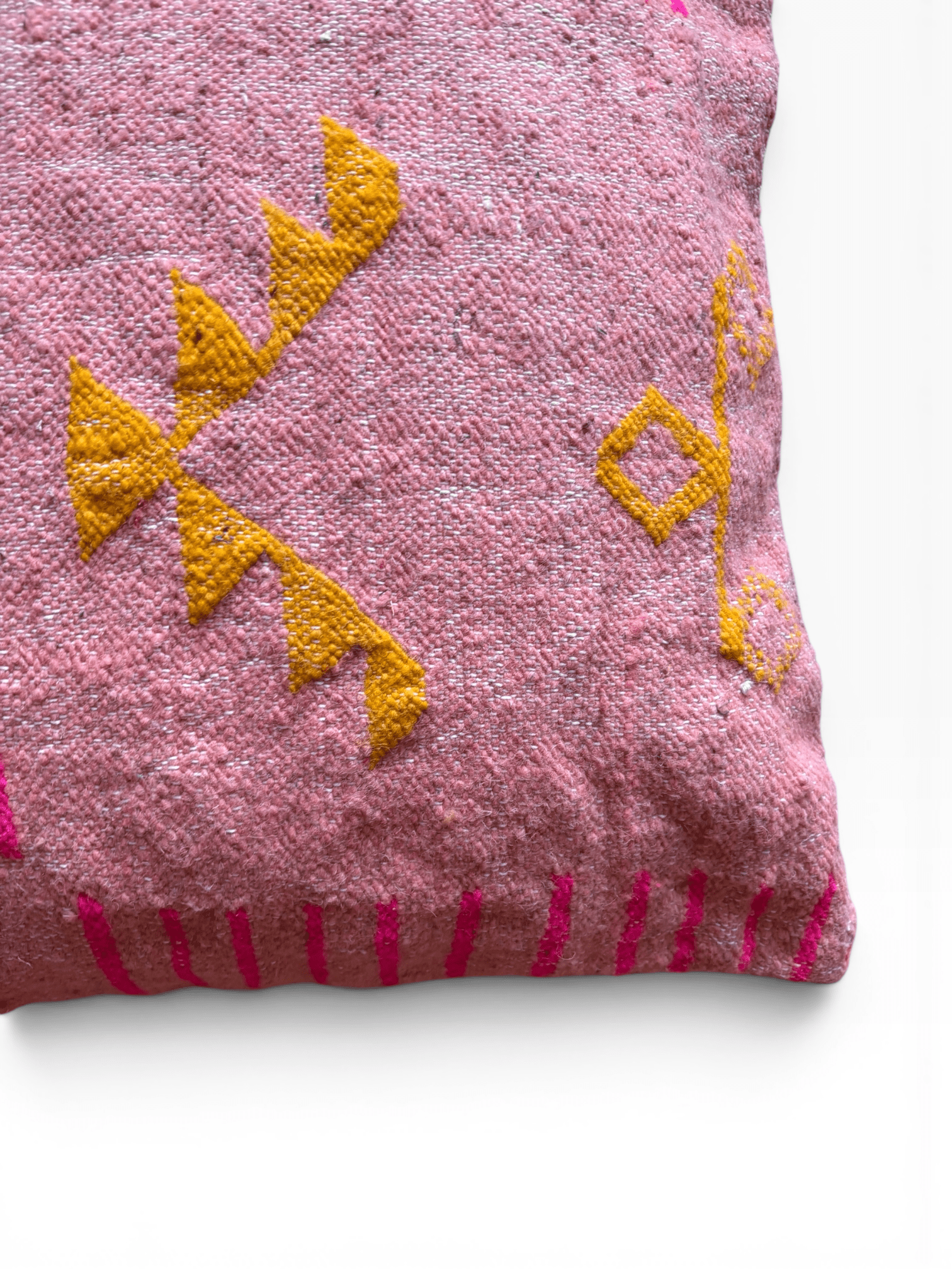 LEY! Kissen – Colorful Line Terracotta, 60 x 60 cm: Bunt gestreiftes Kissen aus Schurwolle von LEY!.