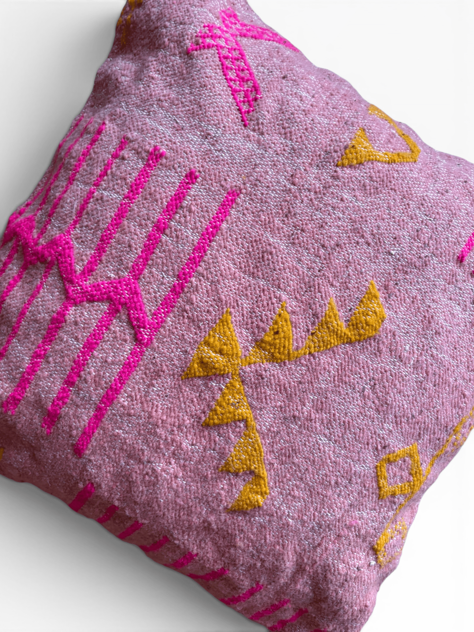 LEY! Kissen – Colorful Line Terracotta Edition, 60 x 60 cm, rosa mit gelben und pinkfarbenen geometrischen Akzenten.