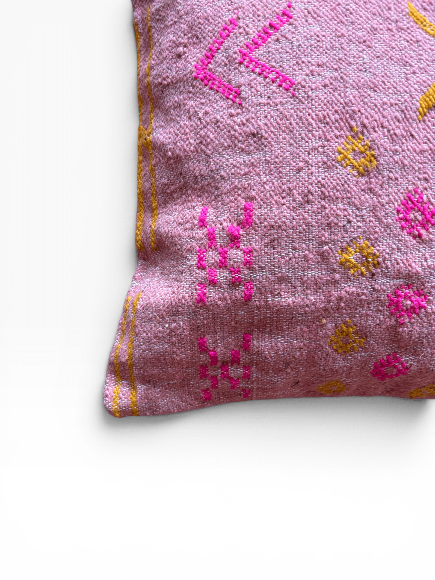 LEY! Kissen – Colorful Line Terracotta, 60 x 60 cm, Muster in Rosa und Gelb auf weißem Hintergrund.