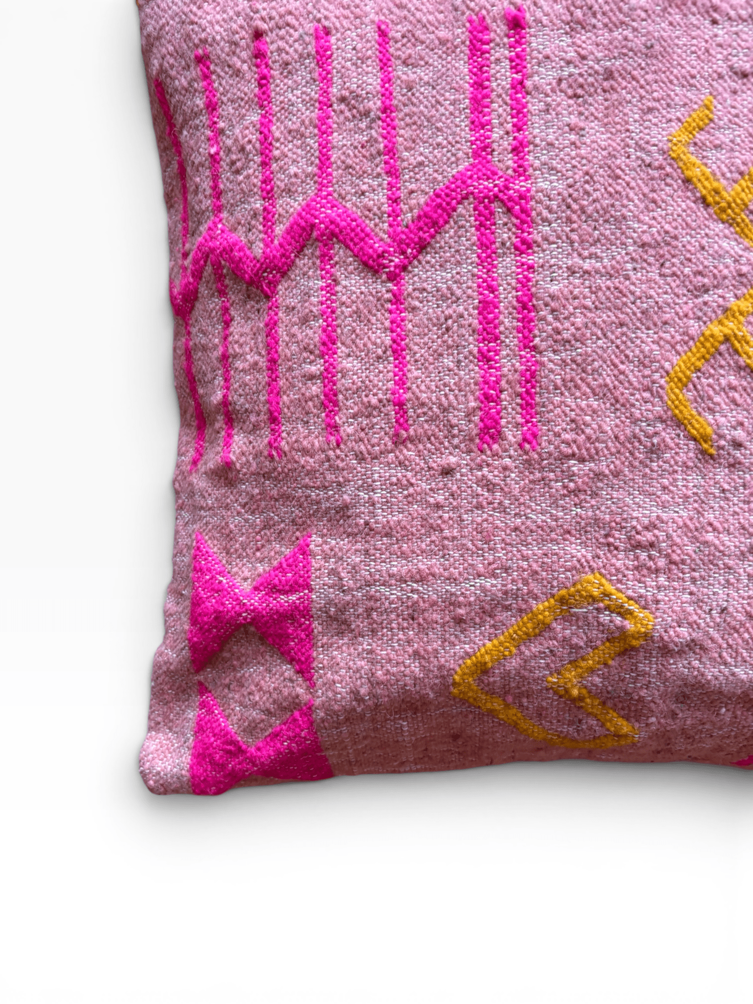 LEY! Kissen – Colorful Line: Pink Edition (60 x 60), rosa mit gelben/magentafarbenen geometrischen Mustern, von LEY!.
