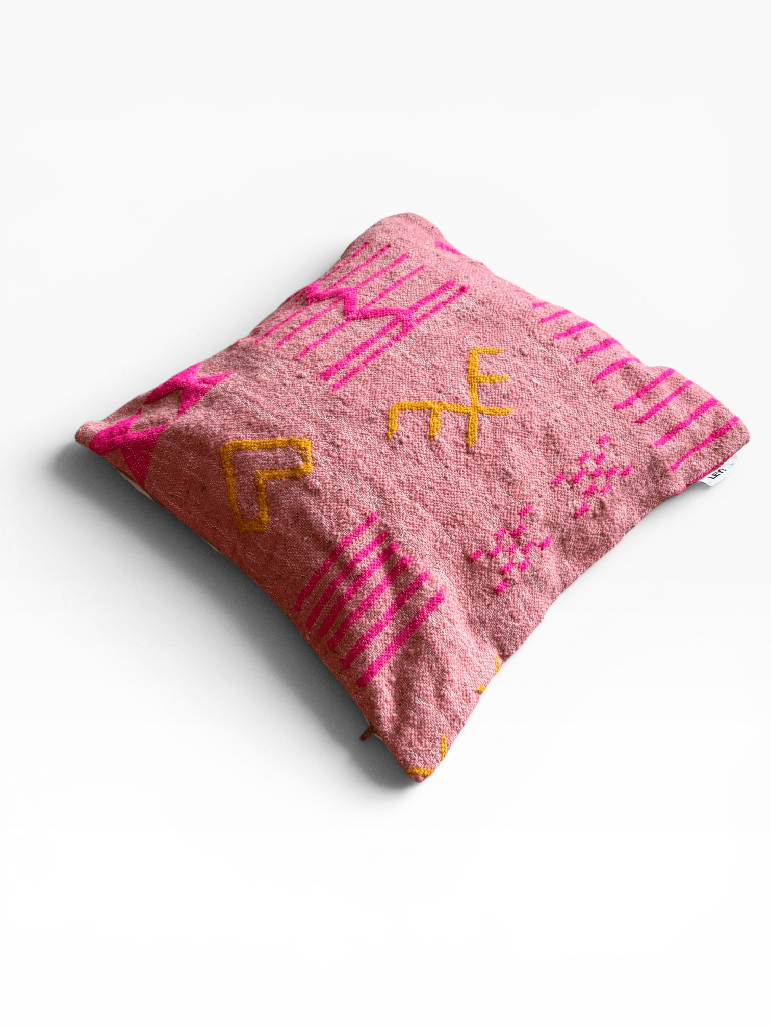 LEY! Kissen – Colorful Line Pink Edition, 60 x 60, mit gelben und magentafarbenen geometrischen Mustern auf weißem Hintergrund.
