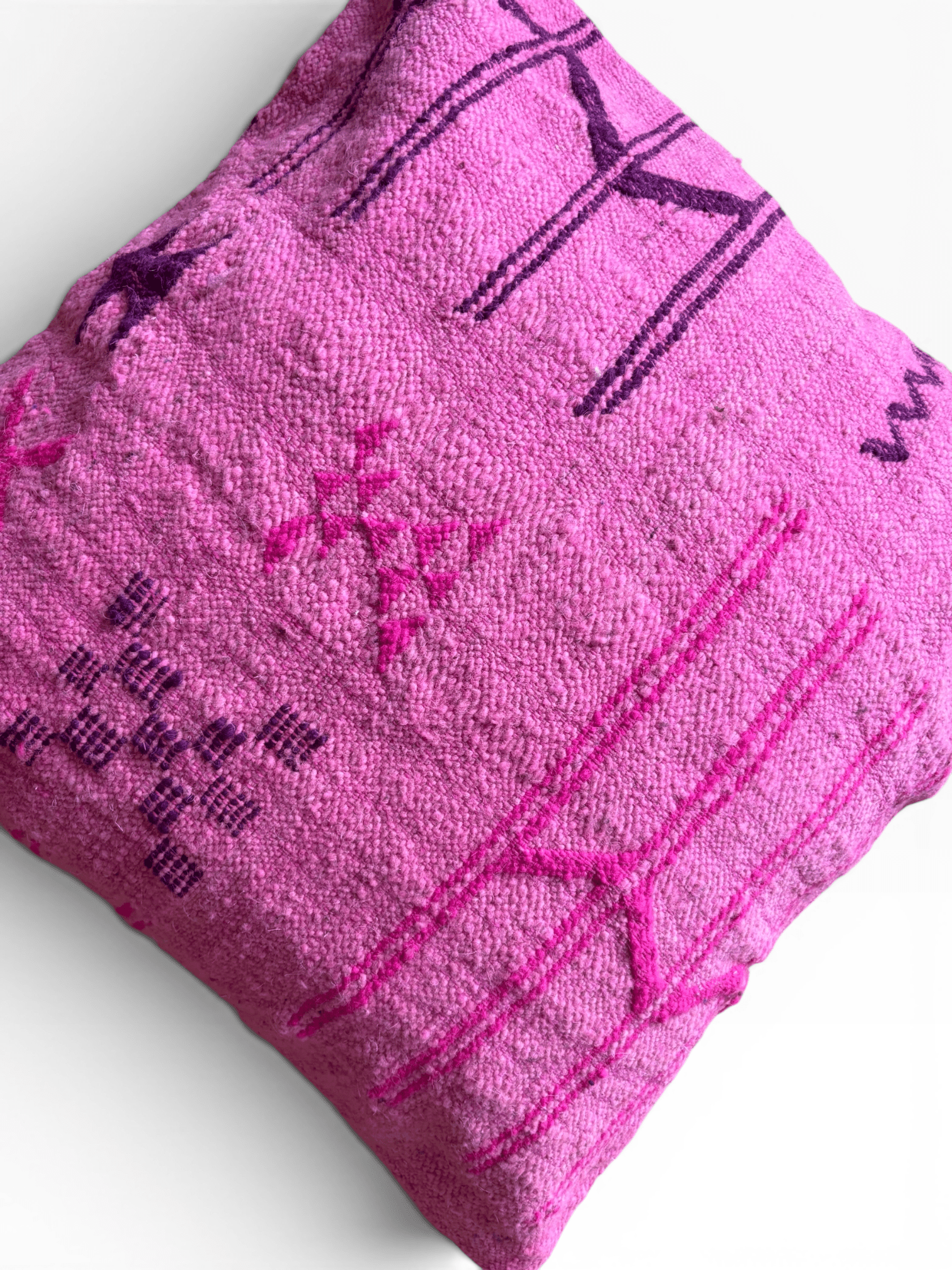 LEY! Kissen – Colorful Line Pink Edition, 60 x 60 cm: handgefertigt, dunkelrosa/lila Muster auf weißem Hintergrund.