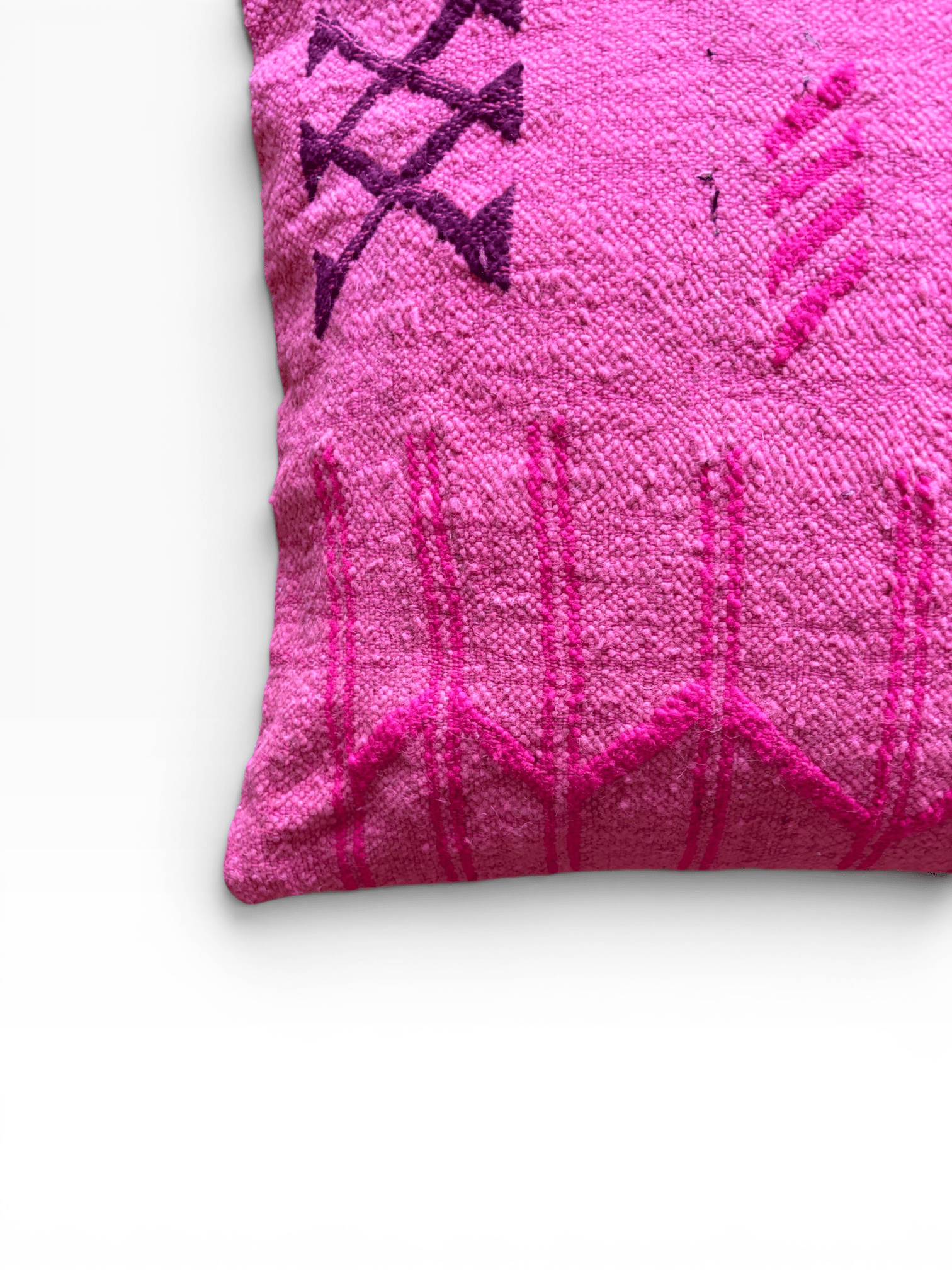 LEY! Kissen – Colorful Line – Pink Edition, 60 x 60 cm, handgefertigt mit pink-lila Muster auf weißem Hintergrund.