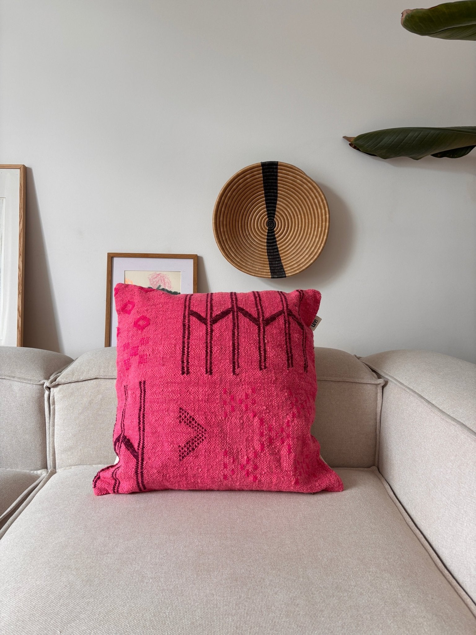 LEY! Kissen – Colorful Line – Pink Edition, 50 x 50, verleiht Ihrem beigen Sofa mit seinen markanten schwarzen Mustern einen Hauch von Marrakesch.