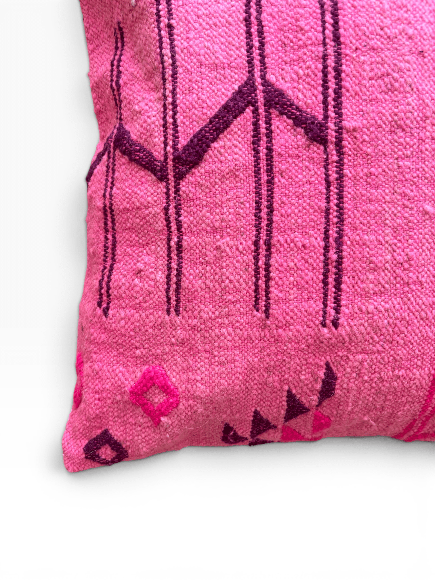 LEY! Kissen – Colorful Line Pink Edition 50x50 von LEY!, abgebildet in leuchtendem Pink mit violetten Linien auf weißem Hintergrund.