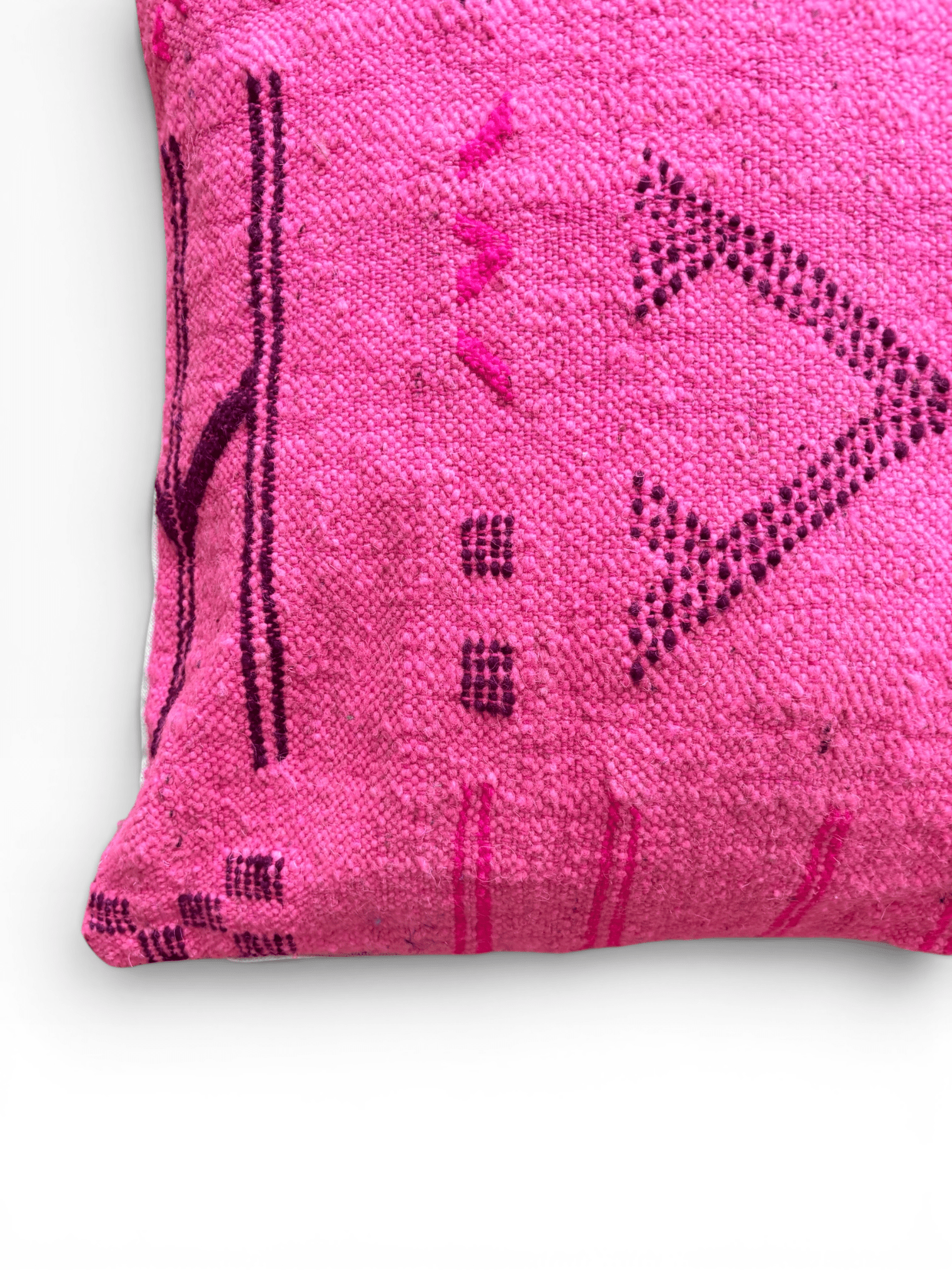 LEY! Kissen – Colorful Line Pink Edition 50x50 von LEY! mit geometrischer Stickerei auf weißem Hintergrund.